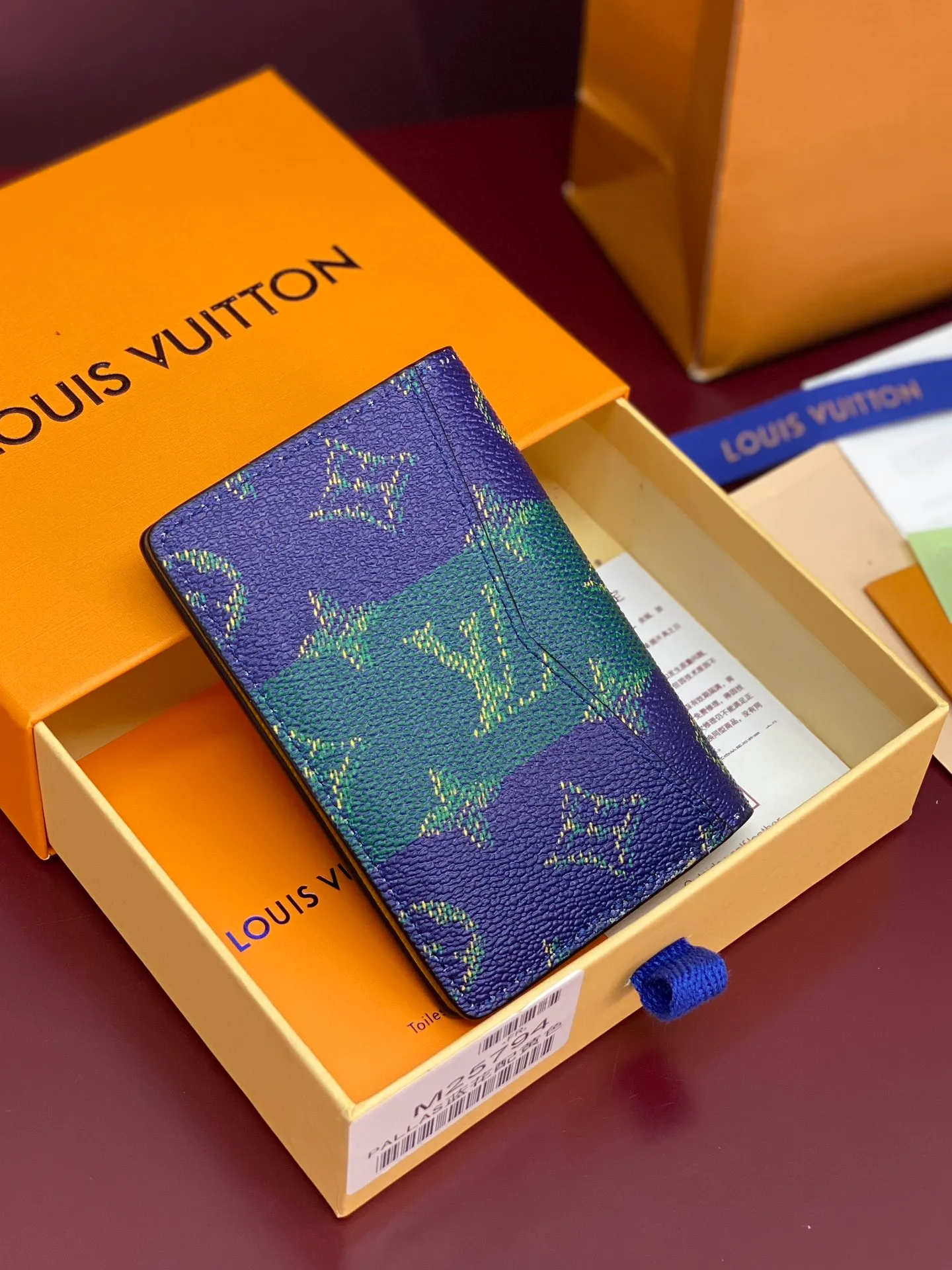 M25794 pocket wallet! This pocket wallet in Monogram Heritage coated canvas is lined with calfskin stripes, telling the story of ocean cruising in fresh tones. The Marque L. Vuitton Déposée logo is written on the front, and the card compartment, inner pocket and outer pocket are rich in functional design.  11 x 1 x 8 cm (height x width x length). 💰300