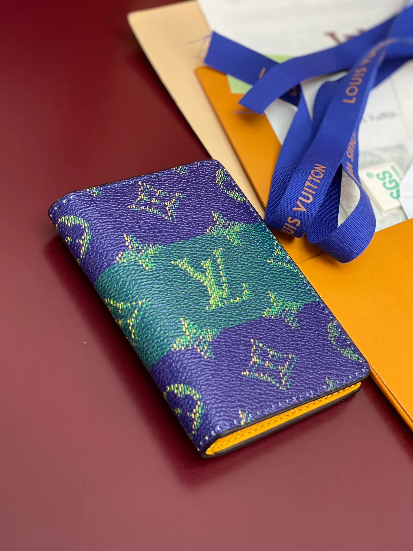 M25794 pocket wallet! This pocket wallet in Monogram Heritage coated canvas is lined with calfskin stripes, telling the story of ocean cruising in fresh tones. The Marque L. Vuitton Déposée logo is written on the front, and the card compartment, inner pocket and outer pocket are rich in functional design.  11 x 1 x 8 cm (height x width x length). 💰300