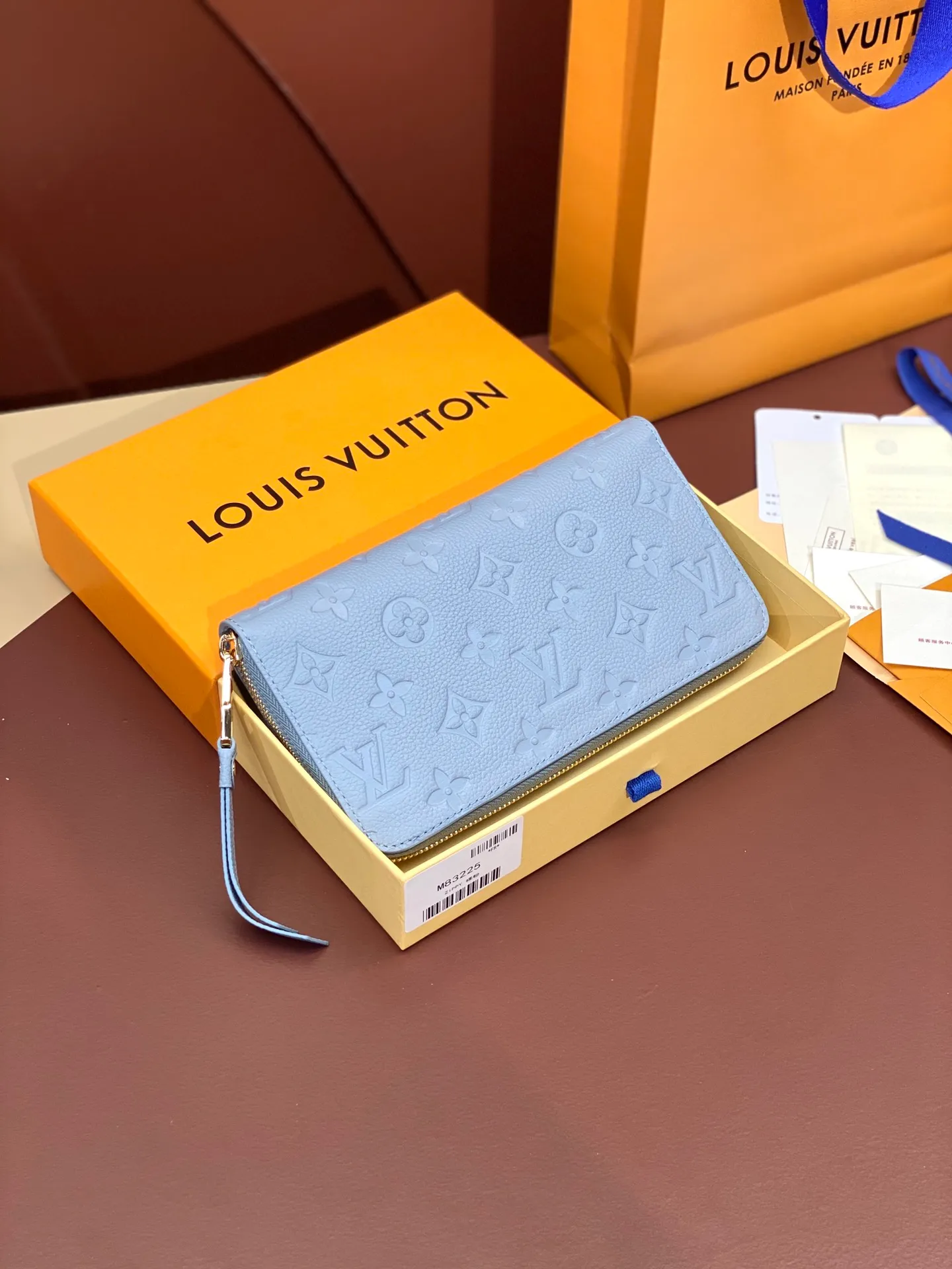 💰640 M82926 haze blue! Made of top layer cowhide! The classic Zippy zipper wallet is made of exquisite and soft Monogram Empreinte leather. It has a spacious capacity and exquisite gold accessories. It shows elegance in a low-key manner. size 19.5X10cm