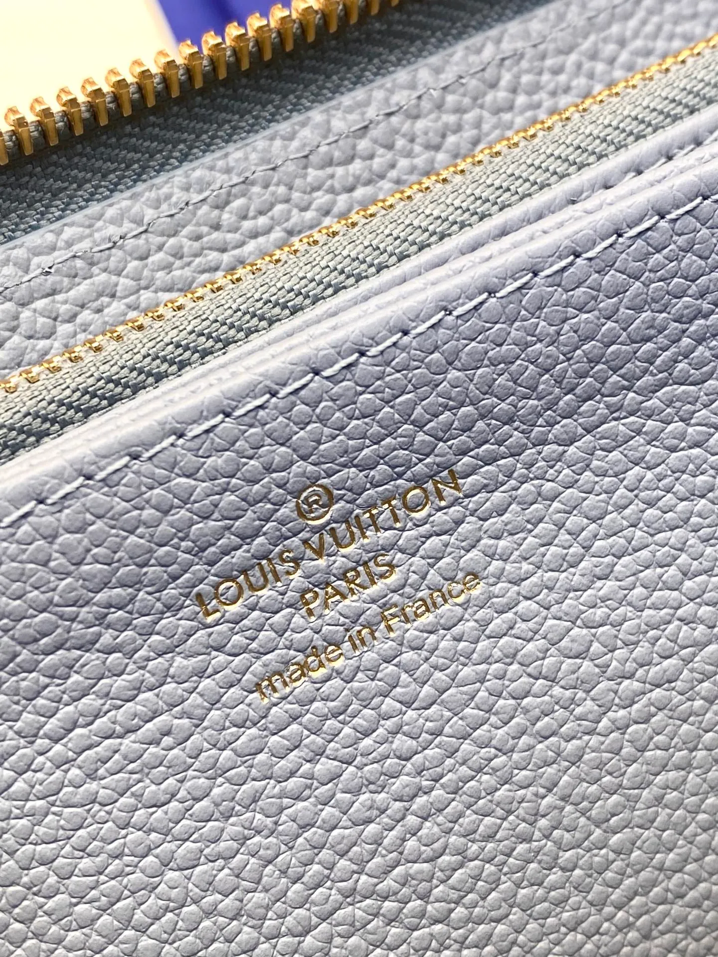 💰640 M82926 haze blue! Made of top layer cowhide! The classic Zippy zipper wallet is made of exquisite and soft Monogram Empreinte leather. It has a spacious capacity and exquisite gold accessories. It shows elegance in a low-key manner. size 19.5X10cm