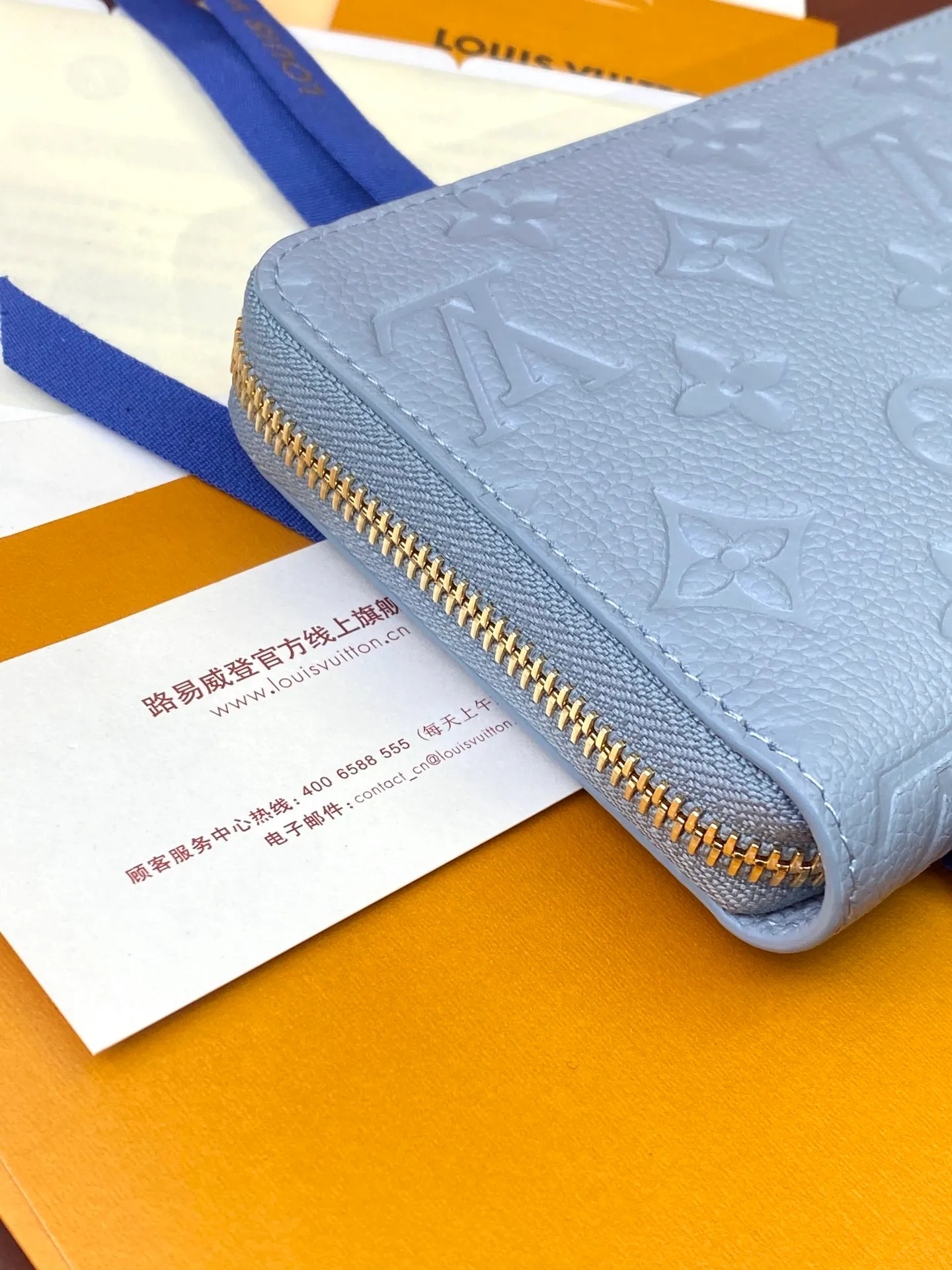 💰640 M82926 haze blue! Made of top layer cowhide! The classic Zippy zipper wallet is made of exquisite and soft Monogram Empreinte leather. It has a spacious capacity and exquisite gold accessories. It shows elegance in a low-key manner. size 19.5X10cm