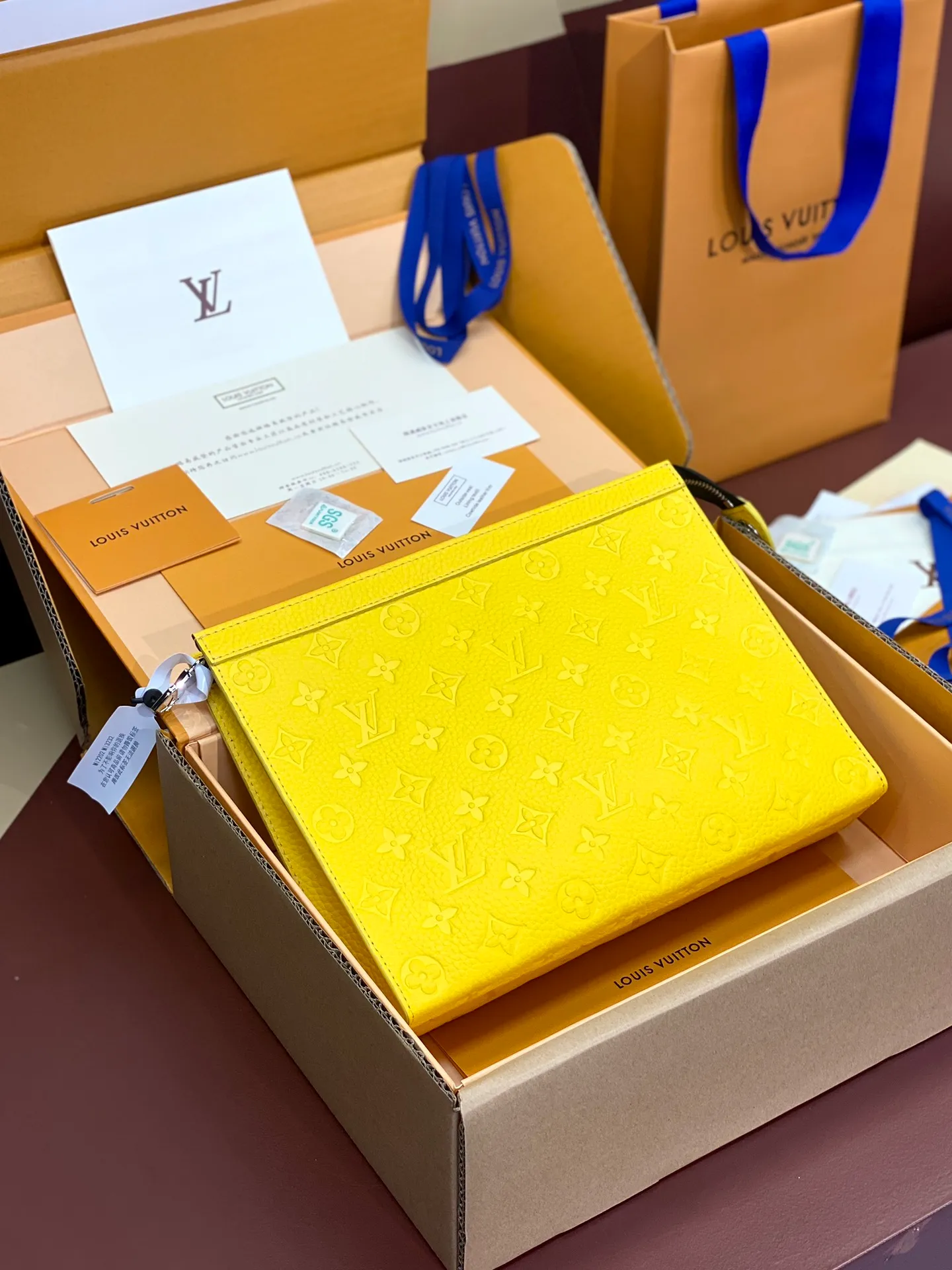 💰720 upgraded version⚠️M61692 embossed yellow! Chip version, (made of first-layer cowhide) POCHETTE VOYAGE clutch. This Pochette Voyage clutch is made of Taïga pebbled cowhide, marked with LV letters on one corner, and paired with shiny metal parts. The zipper opens the card slot and main compartment, which can accommodate small items. Detailed features! 27 x 21 x 6 cm, (Length x Height x Width), Taïga cow leather, Textile lining, Metal hardware, Zip closure, Internal slip pocket, Card compartment, Made in one of France, Spain, Italy and the United States.