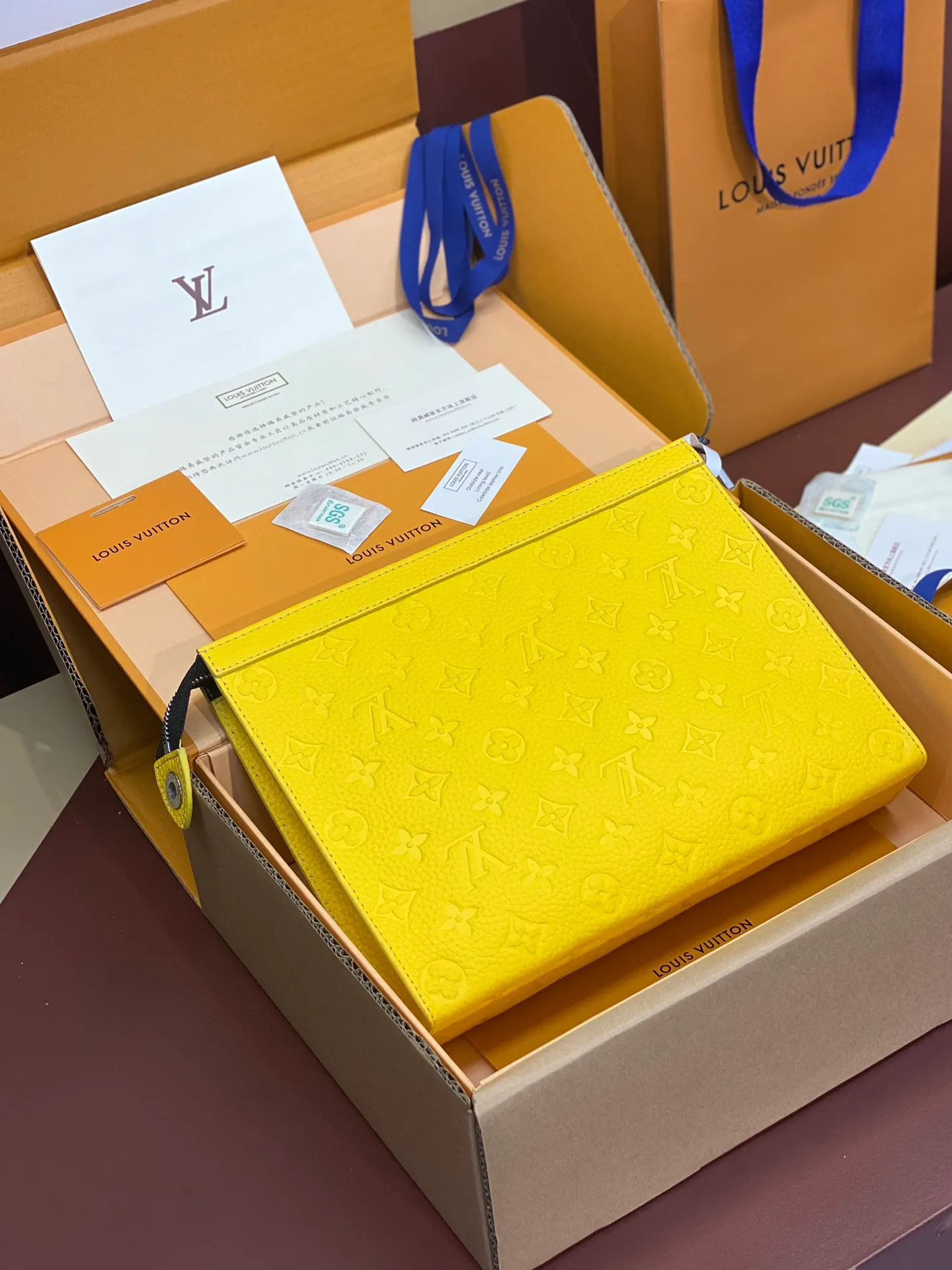 💰720 upgraded version⚠️M61692 embossed yellow! Chip version, (made of first-layer cowhide) POCHETTE VOYAGE clutch. This Pochette Voyage clutch is made of Taïga pebbled cowhide, marked with LV letters on one corner, and paired with shiny metal parts. The zipper opens the card slot and main compartment, which can accommodate small items. Detailed features! 27 x 21 x 6 cm, (Length x Height x Width), Taïga cow leather, Textile lining, Metal hardware, Zip closure, Internal slip pocket, Card compartment, Made in one of France, Spain, Italy and the United States.
