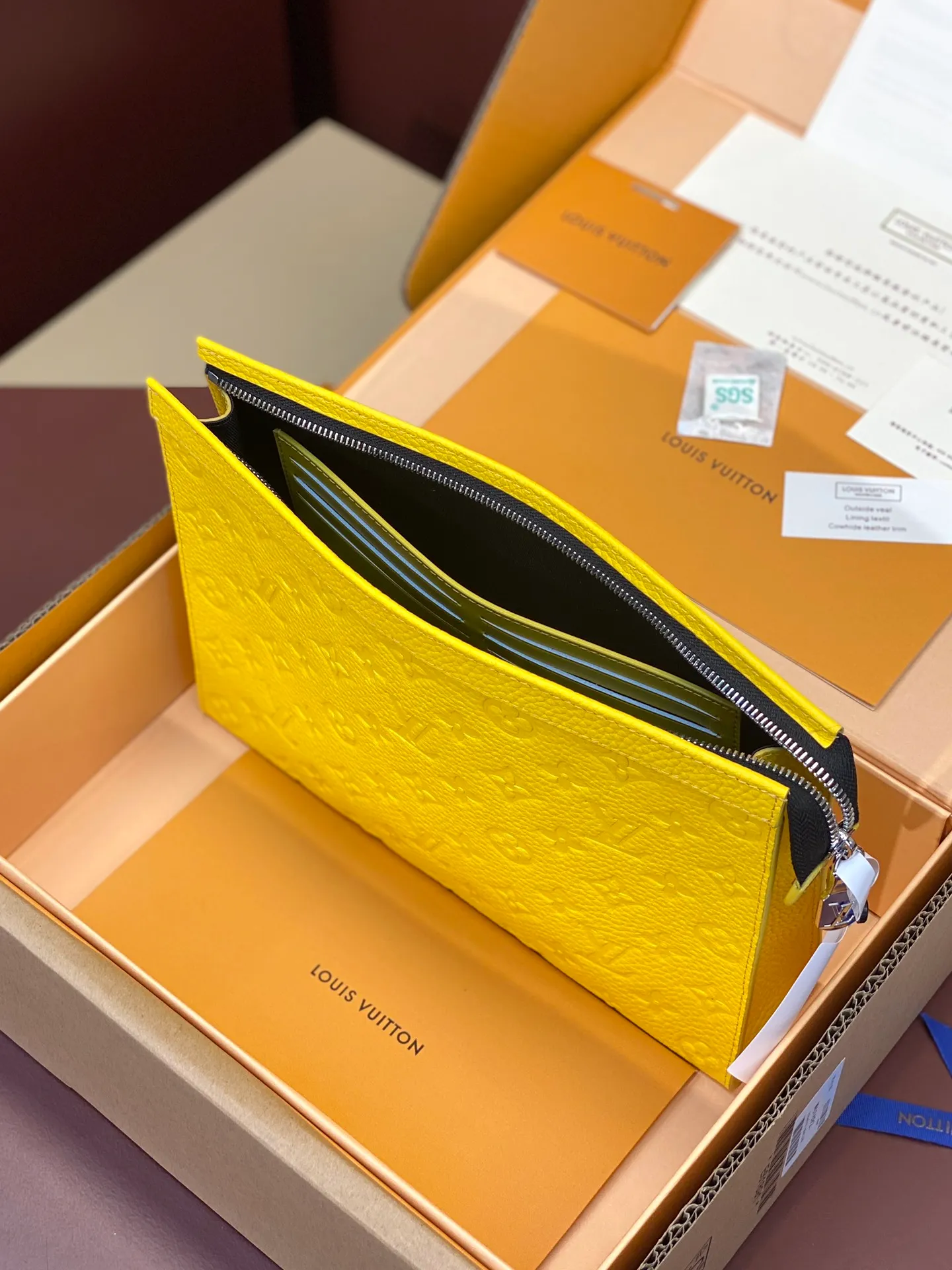 💰720 upgraded version⚠️M61692 embossed yellow! Chip version, (made of first-layer cowhide) POCHETTE VOYAGE clutch. This Pochette Voyage clutch is made of Taïga pebbled cowhide, marked with LV letters on one corner, and paired with shiny metal parts. The zipper opens the card slot and main compartment, which can accommodate small items. Detailed features! 27 x 21 x 6 cm, (Length x Height x Width), Taïga cow leather, Textile lining, Metal hardware, Zip closure, Internal slip pocket, Card compartment, Made in one of France, Spain, Italy and the United States.