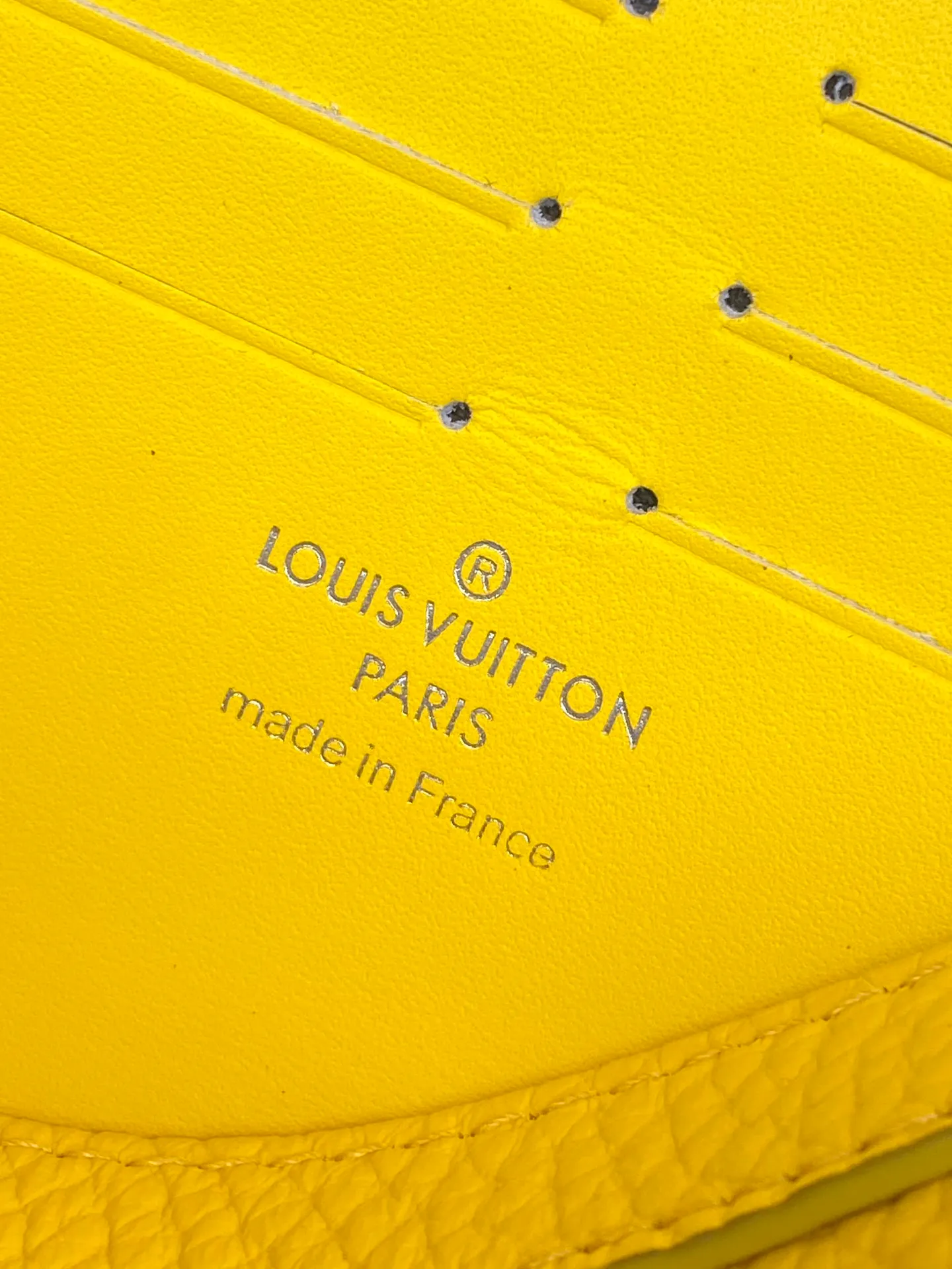 💰720 upgraded version⚠️M61692 embossed yellow! Chip version, (made of first-layer cowhide) POCHETTE VOYAGE clutch. This Pochette Voyage clutch is made of Taïga pebbled cowhide, marked with LV letters on one corner, and paired with shiny metal parts. The zipper opens the card slot and main compartment, which can accommodate small items. Detailed features! 27 x 21 x 6 cm, (Length x Height x Width), Taïga cow leather, Textile lining, Metal hardware, Zip closure, Internal slip pocket, Card compartment, Made in one of France, Spain, Italy and the United States.
