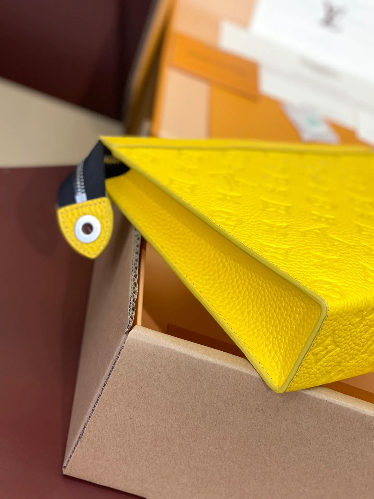 💰720 upgraded version⚠️M61692 embossed yellow! Chip version, (made of first-layer cowhide) POCHETTE VOYAGE clutch. This Pochette Voyage clutch is made of Taïga pebbled cowhide, marked with LV letters on one corner, and paired with shiny metal parts. The zipper opens the card slot and main compartment, which can accommodate small items. Detailed features! 27 x 21 x 6 cm, (Length x Height x Width), Taïga cow leather, Textile lining, Metal hardware, Zip closure, Internal slip pocket, Card compartment, Made in one of France, Spain, Italy and the United States.