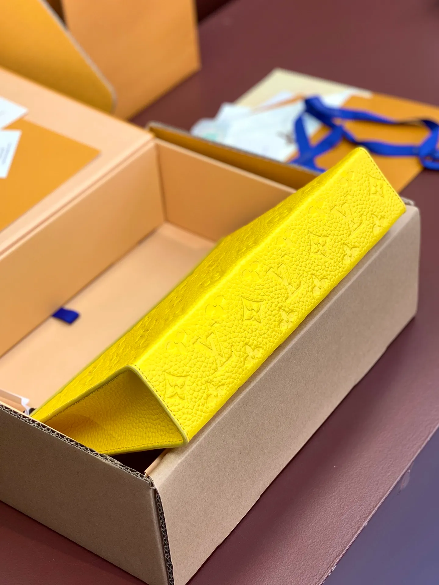 💰720 upgraded version⚠️M61692 embossed yellow! Chip version, (made of first-layer cowhide) POCHETTE VOYAGE clutch. This Pochette Voyage clutch is made of Taïga pebbled cowhide, marked with LV letters on one corner, and paired with shiny metal parts. The zipper opens the card slot and main compartment, which can accommodate small items. Detailed features! 27 x 21 x 6 cm, (Length x Height x Width), Taïga cow leather, Textile lining, Metal hardware, Zip closure, Internal slip pocket, Card compartment, Made in one of France, Spain, Italy and the United States.