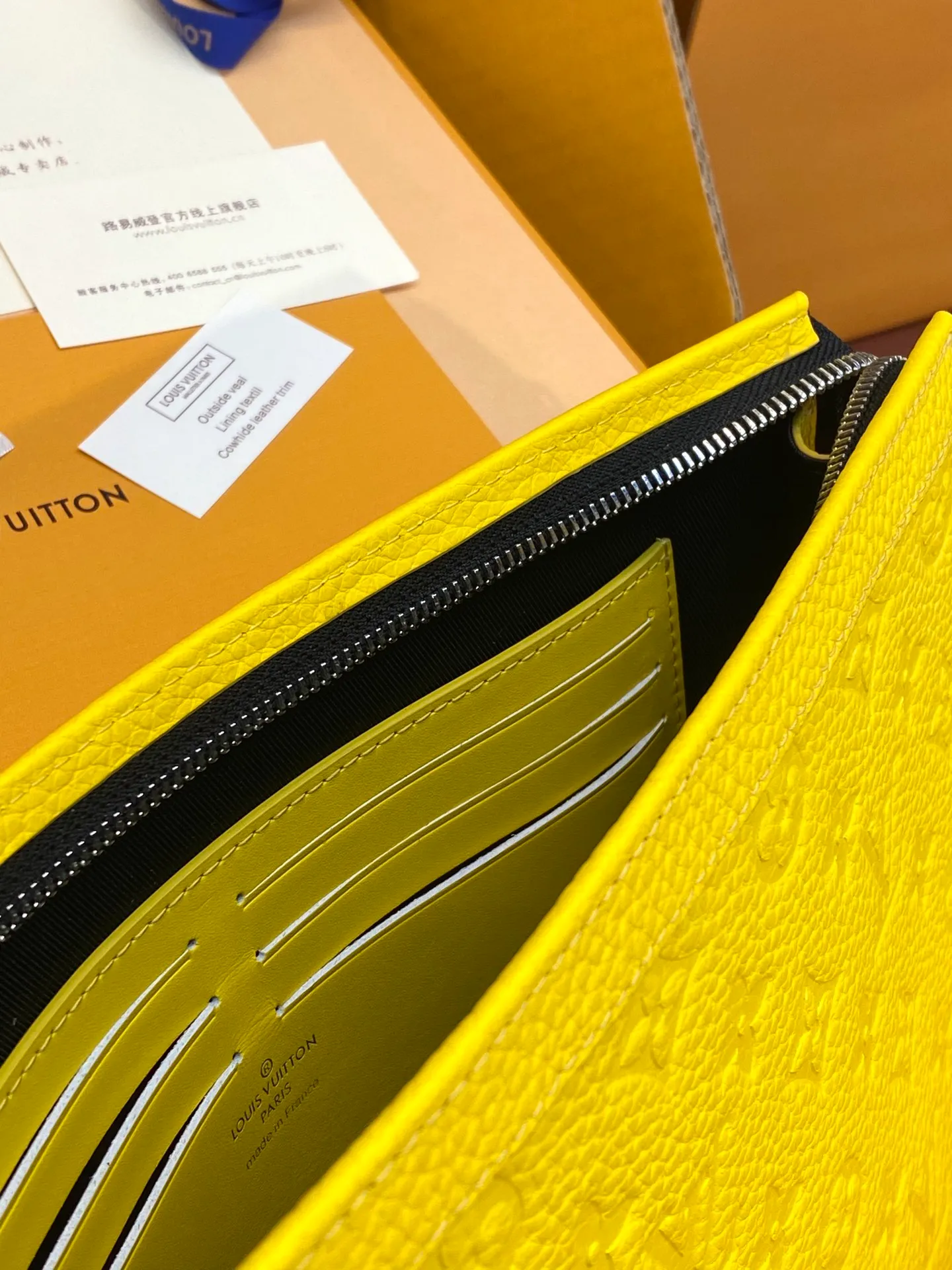 💰720 upgraded version⚠️M61692 embossed yellow! Chip version, (made of first-layer cowhide) POCHETTE VOYAGE clutch. This Pochette Voyage clutch is made of Taïga pebbled cowhide, marked with LV letters on one corner, and paired with shiny metal parts. The zipper opens the card slot and main compartment, which can accommodate small items. Detailed features! 27 x 21 x 6 cm, (Length x Height x Width), Taïga cow leather, Textile lining, Metal hardware, Zip closure, Internal slip pocket, Card compartment, Made in one of France, Spain, Italy and the United States.
