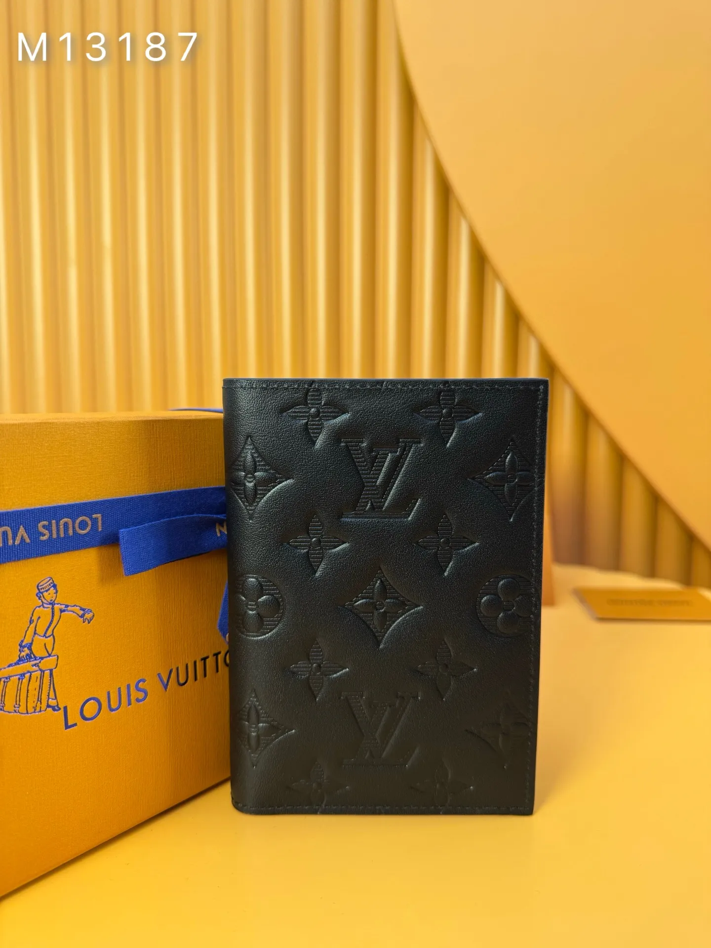 M13187 "Special Duty Free" ♻️[Official special edition·First class material·All steel hardware·Anti-counterfeiting chip·Full set of packaging] The perfect passport cover, the Monogram Shadow leather passport cover both protects and enhances. The discreet Monogram embossing on the leather brings a discreet appeal to this practical accessory. In addition to the two open pockets, there are four card slots and a flat pocket. 10x14x2.5cm 💰420
