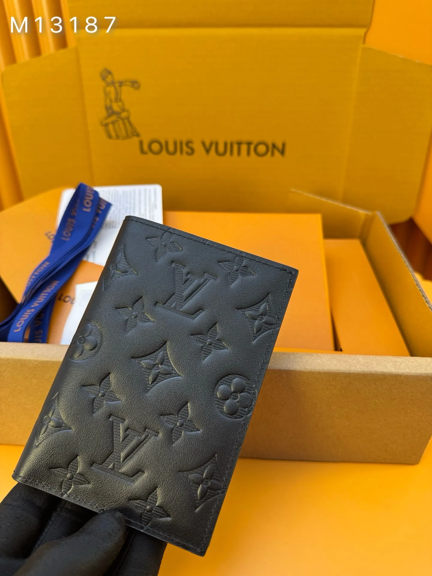 M13187 "Special Duty Free" ♻️[Official special edition·First class material·All steel hardware·Anti-counterfeiting chip·Full set of packaging] The perfect passport cover, the Monogram Shadow leather passport cover both protects and enhances. The discreet Monogram embossing on the leather brings a discreet appeal to this practical accessory. In addition to the two open pockets, there are four card slots and a flat pocket. 10x14x2.5cm 💰420
