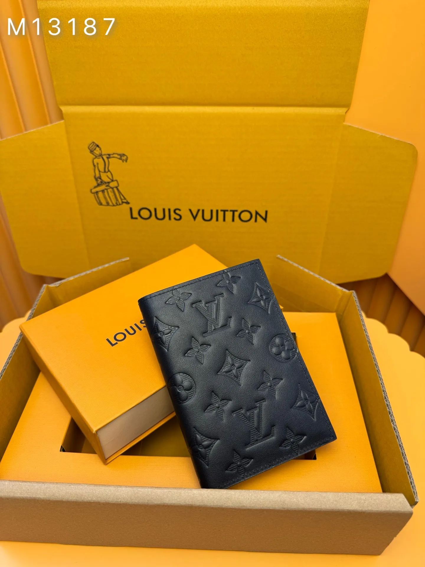 M13187 "Special Duty Free" ♻️[Official special edition·First class material·All steel hardware·Anti-counterfeiting chip·Full set of packaging] The perfect passport cover, the Monogram Shadow leather passport cover both protects and enhances. The discreet Monogram embossing on the leather brings a discreet appeal to this practical accessory. In addition to the two open pockets, there are four card slots and a flat pocket. 10x14x2.5cm 💰420