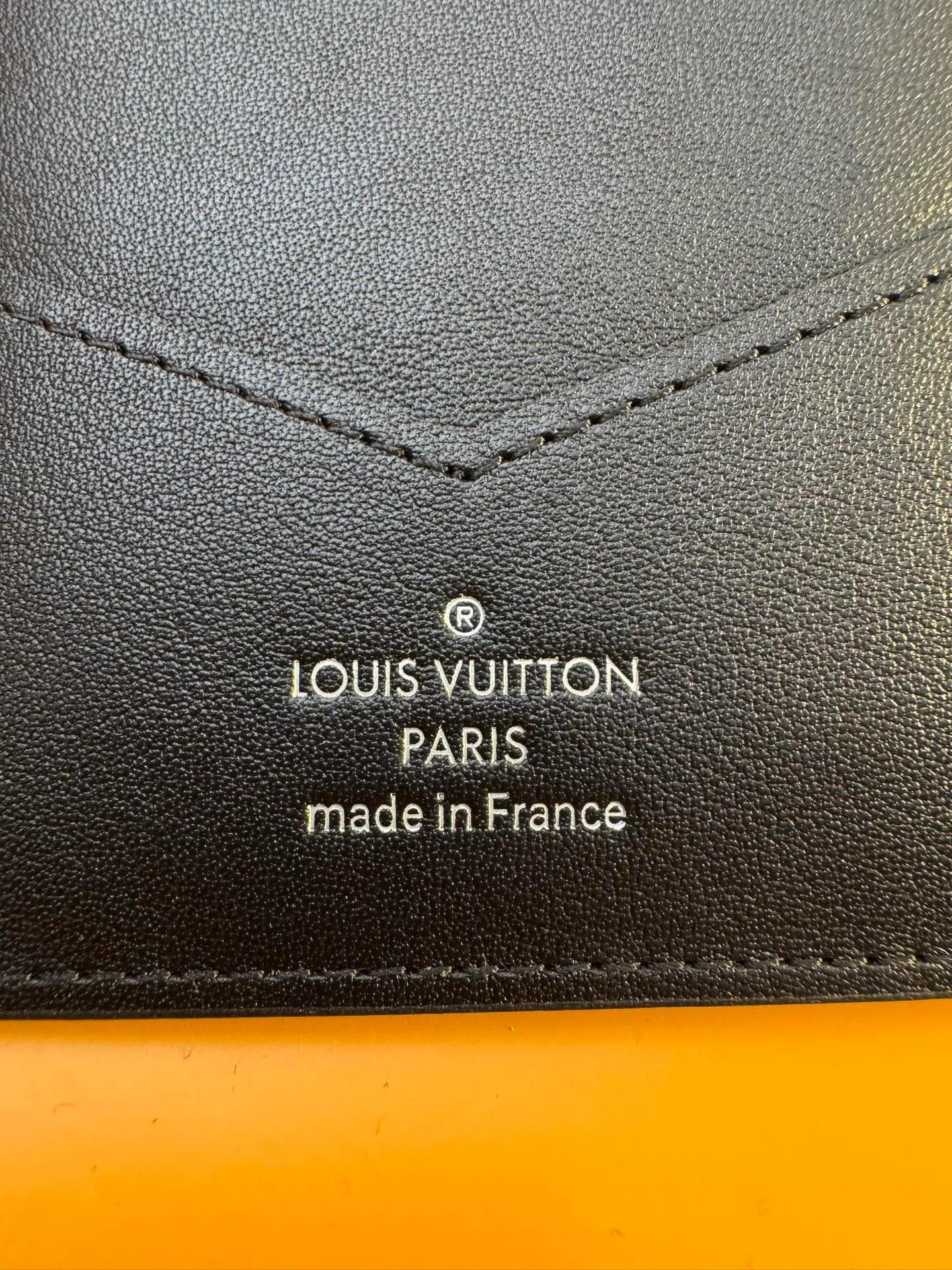 M13187 "Special Duty Free" ♻️[Official special edition·First class material·All steel hardware·Anti-counterfeiting chip·Full set of packaging] The perfect passport cover, the Monogram Shadow leather passport cover both protects and enhances. The discreet Monogram embossing on the leather brings a discreet appeal to this practical accessory. In addition to the two open pockets, there are four card slots and a flat pocket. 10x14x2.5cm 💰420
