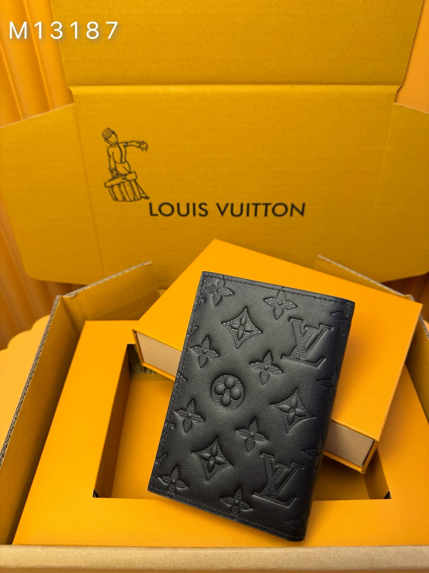 M13187 "Special Duty Free" ♻️[Official special edition·First class material·All steel hardware·Anti-counterfeiting chip·Full set of packaging] The perfect passport cover, the Monogram Shadow leather passport cover both protects and enhances. The discreet Monogram embossing on the leather brings a discreet appeal to this practical accessory. In addition to the two open pockets, there are four card slots and a flat pocket. 10x14x2.5cm 💰420