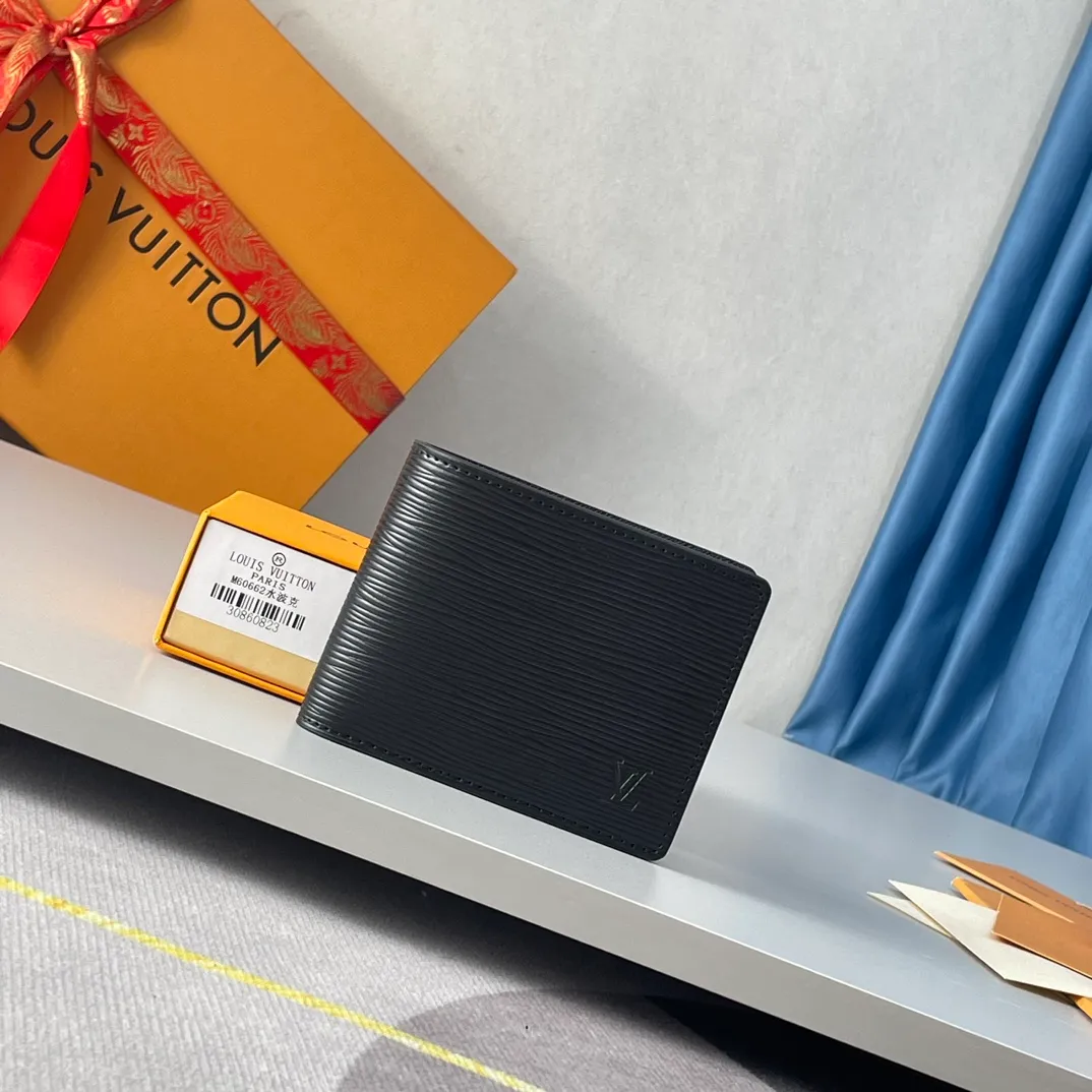 P280🇫🇷Exclusive real shot of overseas original single M60662! Fine, soft leather is the ideal material for a wallet. This wallet is compact yet has multiple pockets and card slots, making it very practical and can easily fit into any pocket. Size: 11.5X9cm