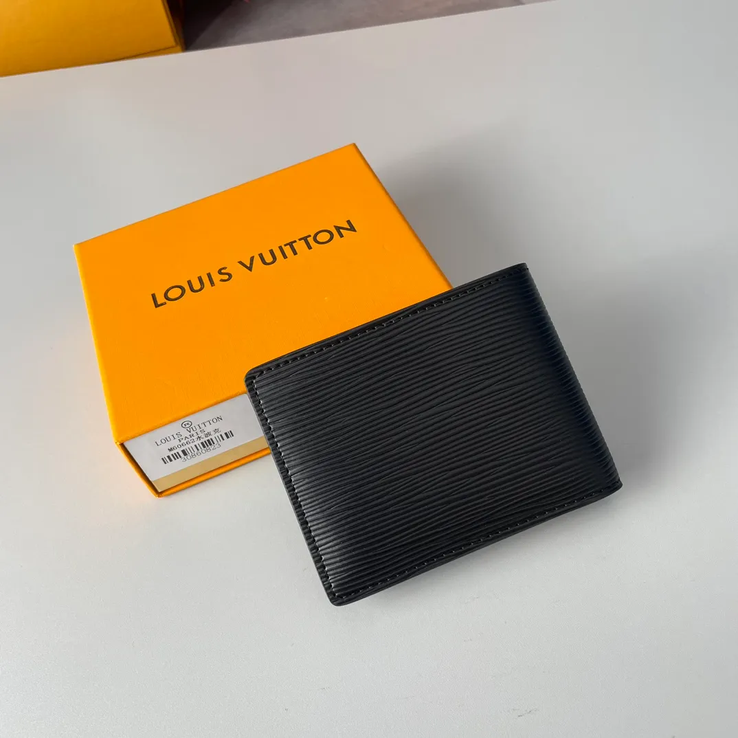P280🇫🇷Exclusive real shot of overseas original single M60662! Fine, soft leather is the ideal material for a wallet. This wallet is compact yet has multiple pockets and card slots, making it very practical and can easily fit into any pocket. Size: 11.5X9cm