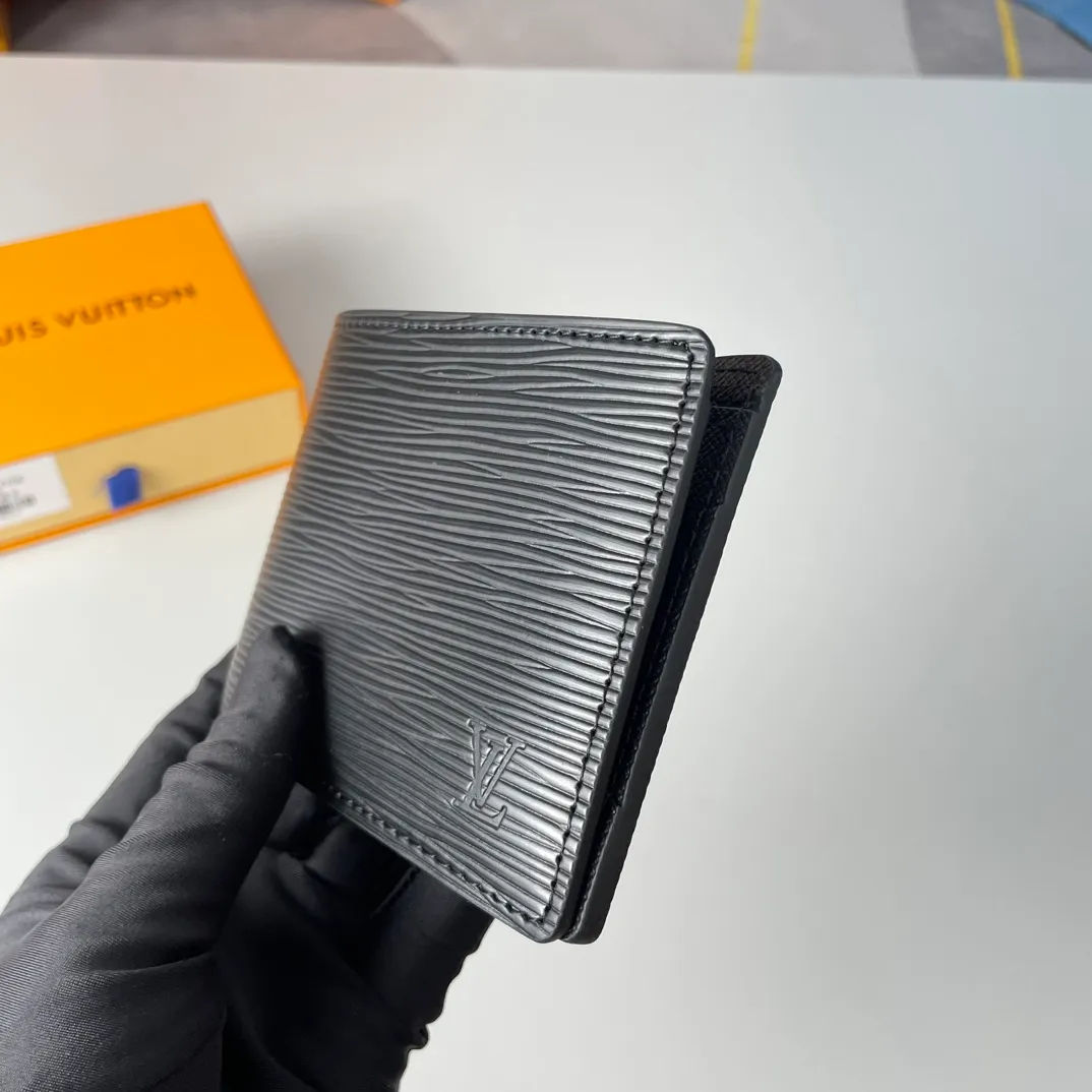 P280🇫🇷Exclusive real shot of overseas original single M60662! Fine, soft leather is the ideal material for a wallet. This wallet is compact yet has multiple pockets and card slots, making it very practical and can easily fit into any pocket. Size: 11.5X9cm