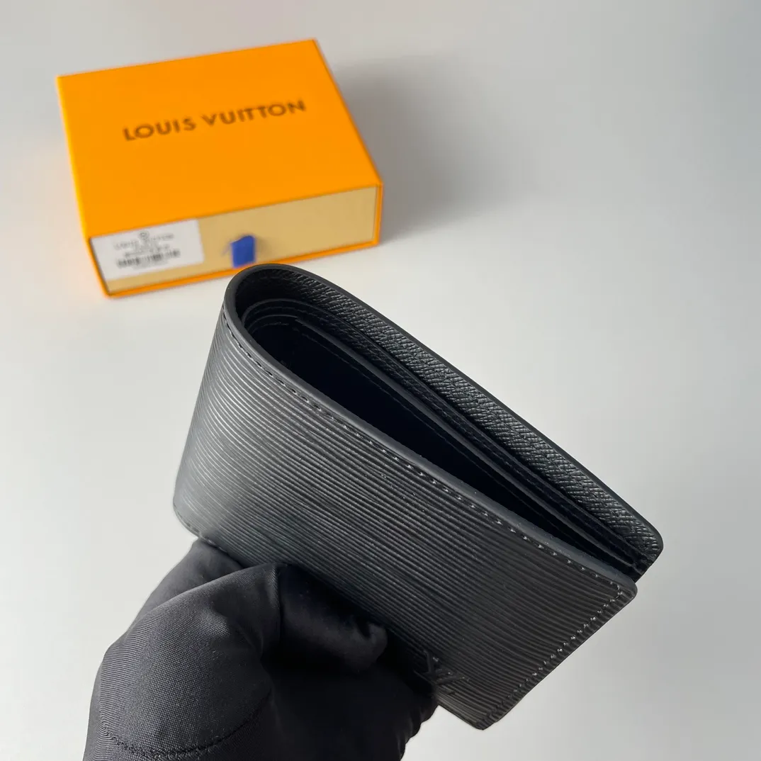 P280🇫🇷Exclusive real shot of overseas original single M60662! Fine, soft leather is the ideal material for a wallet. This wallet is compact yet has multiple pockets and card slots, making it very practical and can easily fit into any pocket. Size: 11.5X9cm