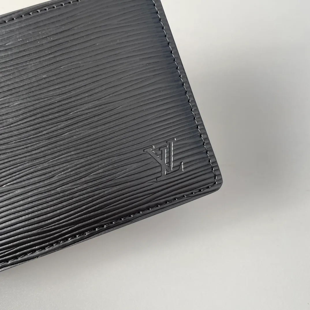 P280🇫🇷Exclusive real shot of overseas original single M60662! Fine, soft leather is the ideal material for a wallet. This wallet is compact yet has multiple pockets and card slots, making it very practical and can easily fit into any pocket. Size: 11.5X9cm