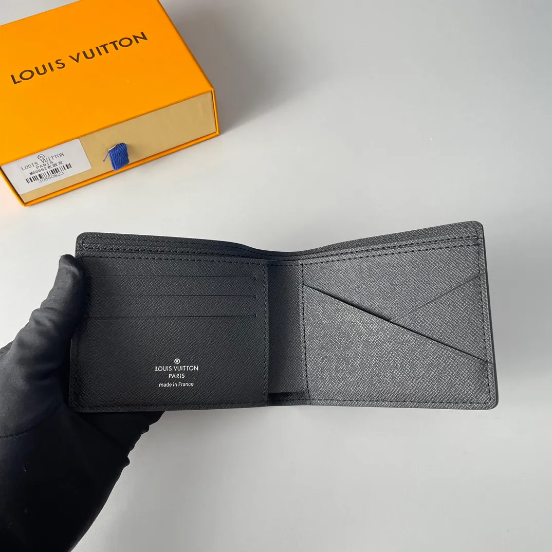 P280🇫🇷Exclusive real shot of overseas original single M60662! Fine, soft leather is the ideal material for a wallet. This wallet is compact yet has multiple pockets and card slots, making it very practical and can easily fit into any pocket. Size: 11.5X9cm