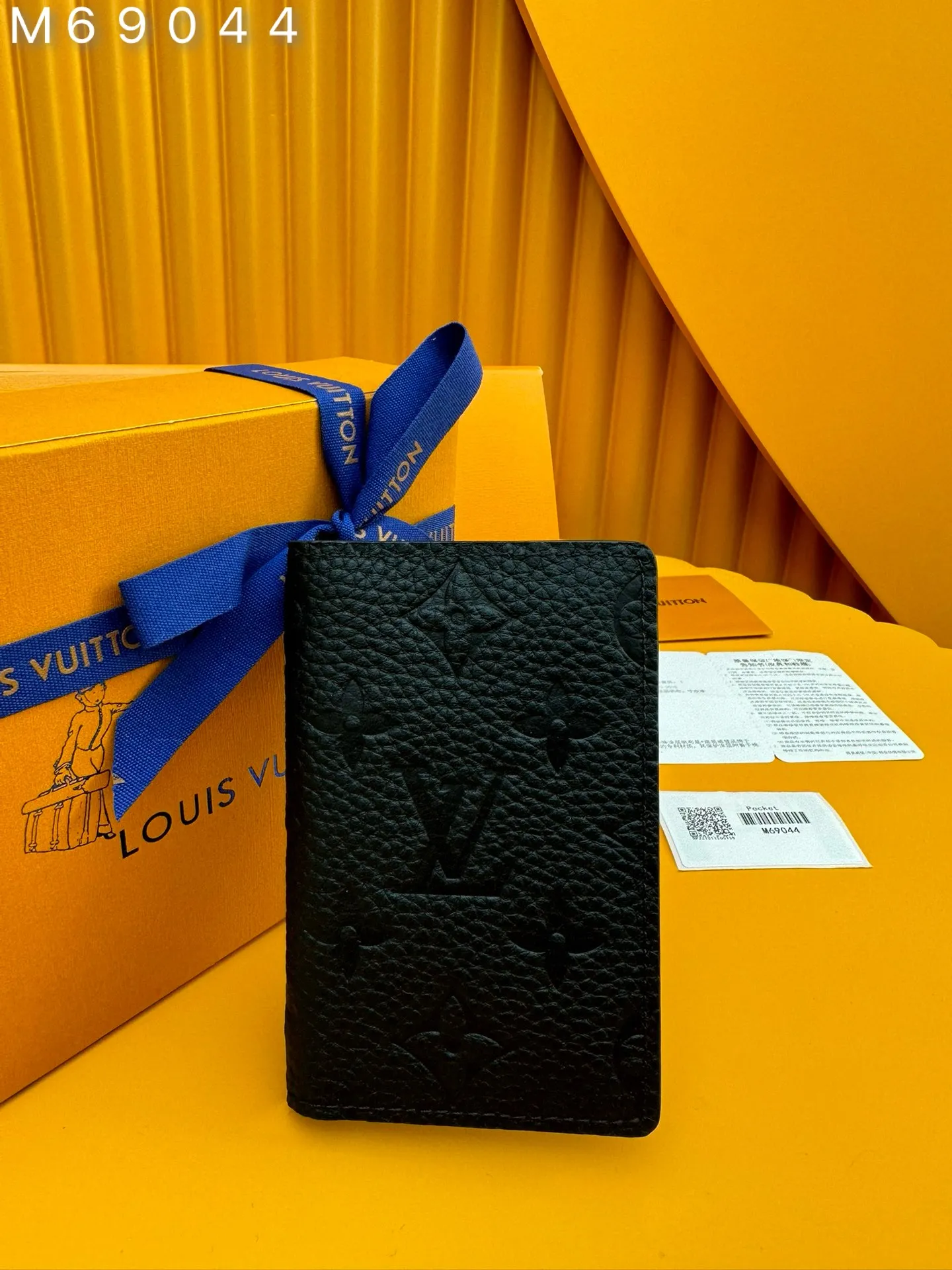 M69044 "Special Class Duty Free" ♻️[First-class material·All-steel hardware·French chips·Full set of packaging] This pocket wallet is made of Taurillon leather embossed with the classic Monogram pattern. It is compact in size but has ample capacity, and contains functional designs such as pockets and card slots. 7.5x11.1x1cm 💰480