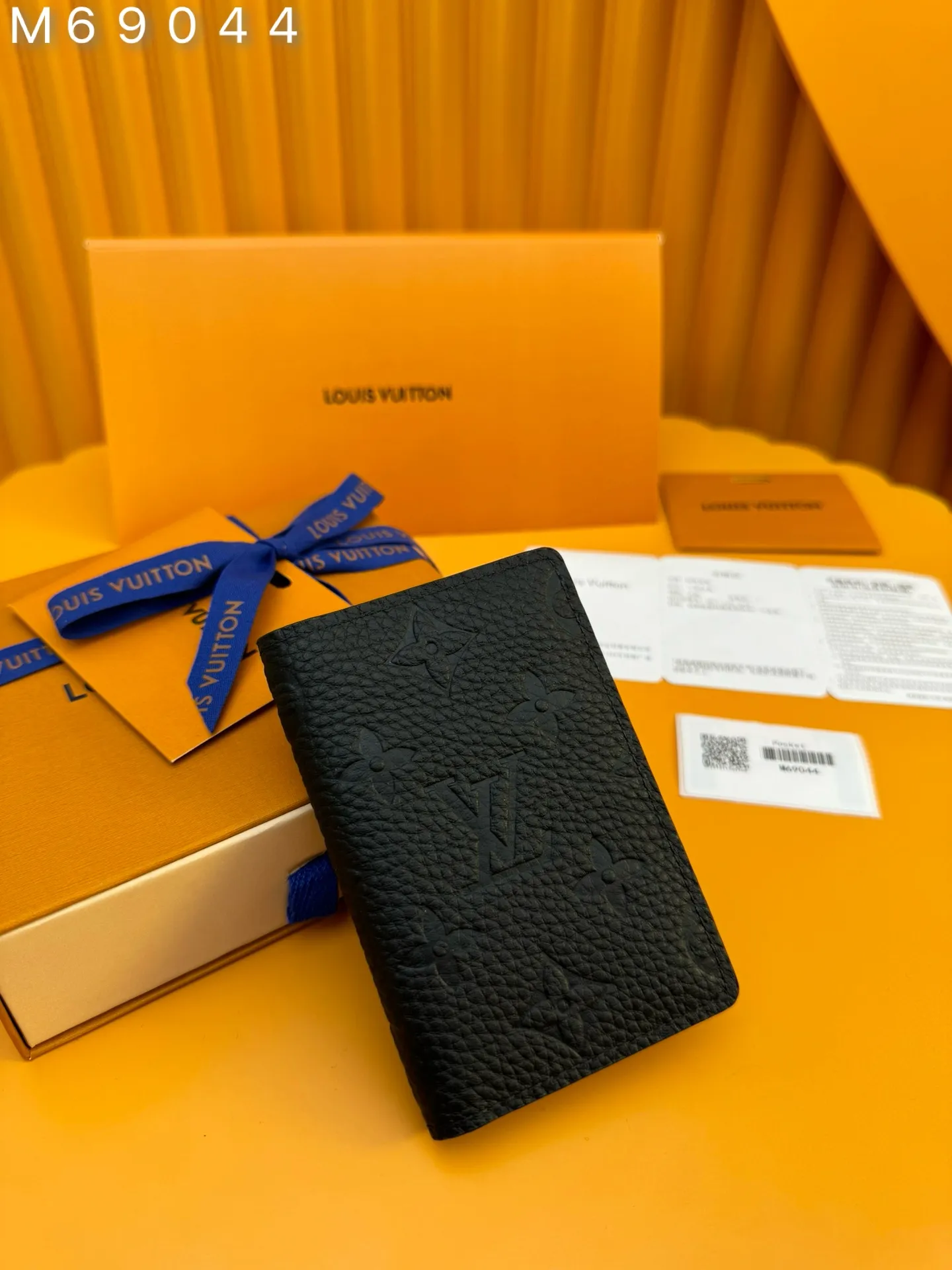 M69044 "Special Class Duty Free" ♻️[First-class material·All-steel hardware·French chips·Full set of packaging] This pocket wallet is made of Taurillon leather embossed with the classic Monogram pattern. It is compact in size but has ample capacity, and contains functional designs such as pockets and card slots. 7.5x11.1x1cm 💰480