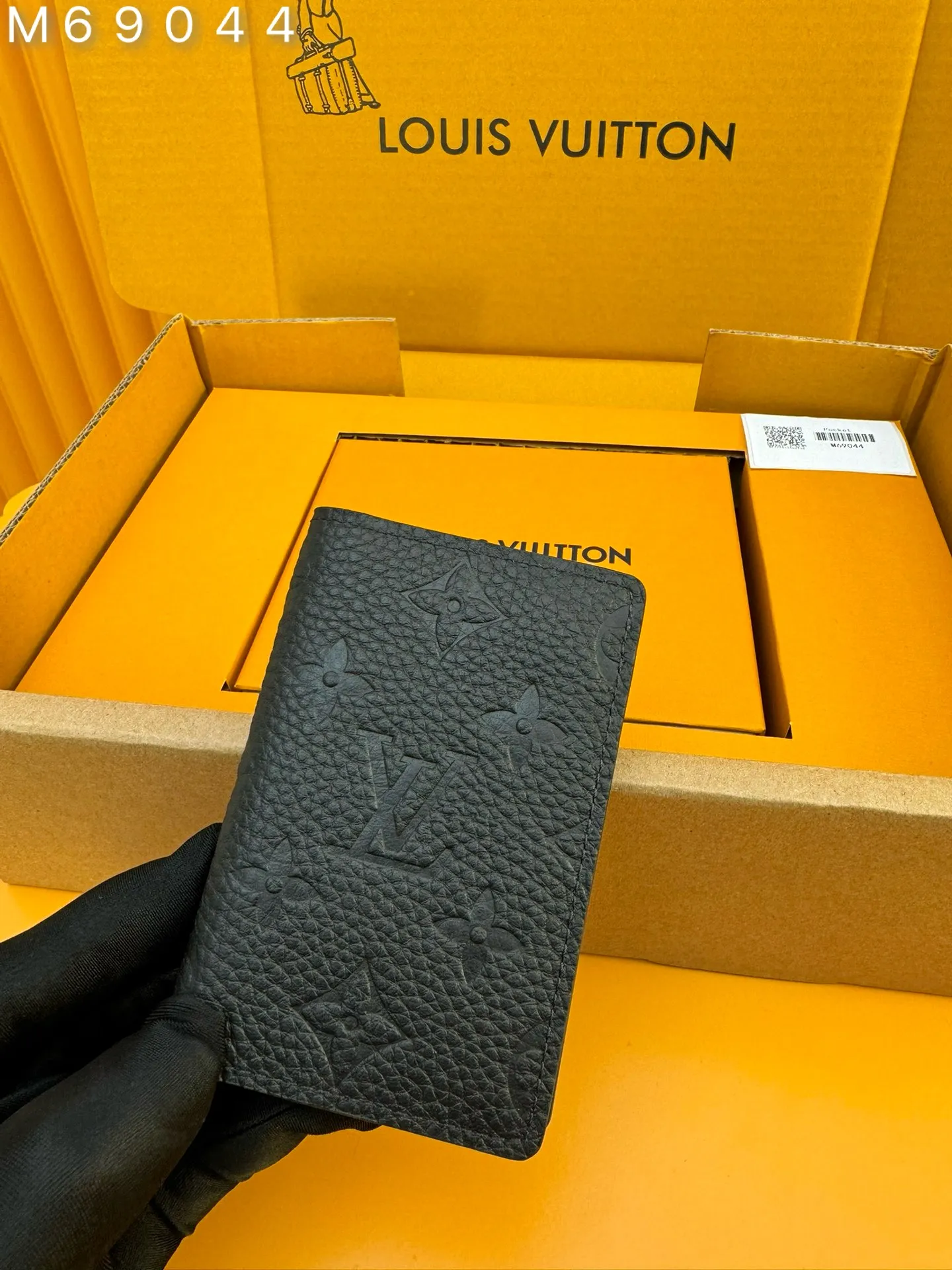 M69044 "Special Class Duty Free" ♻️[First-class material·All-steel hardware·French chips·Full set of packaging] This pocket wallet is made of Taurillon leather embossed with the classic Monogram pattern. It is compact in size but has ample capacity, and contains functional designs such as pockets and card slots. 7.5x11.1x1cm 💰480
