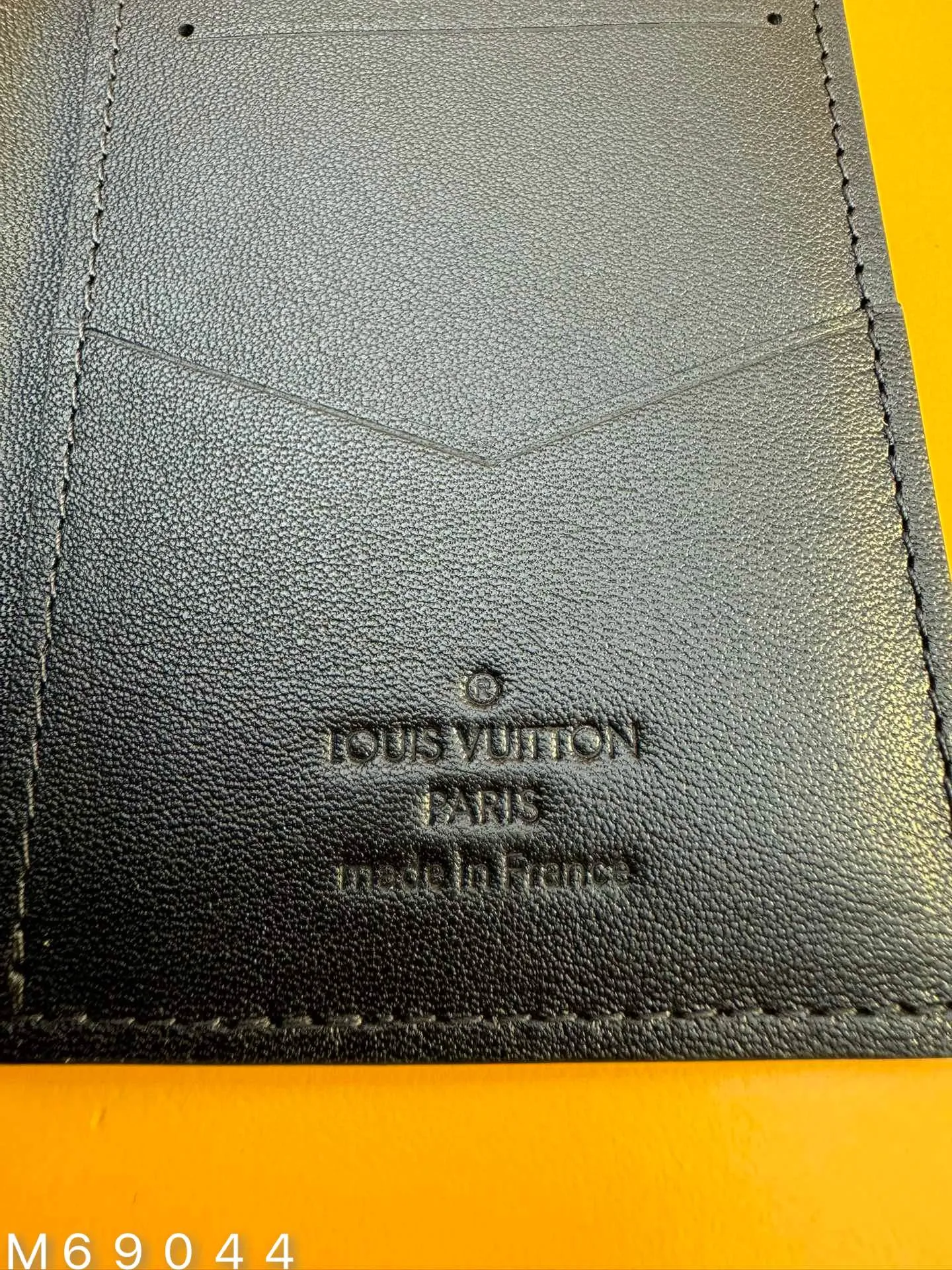 M69044 "Special Class Duty Free" ♻️[First-class material·All-steel hardware·French chips·Full set of packaging] This pocket wallet is made of Taurillon leather embossed with the classic Monogram pattern. It is compact in size but has ample capacity, and contains functional designs such as pockets and card slots. 7.5x11.1x1cm 💰480