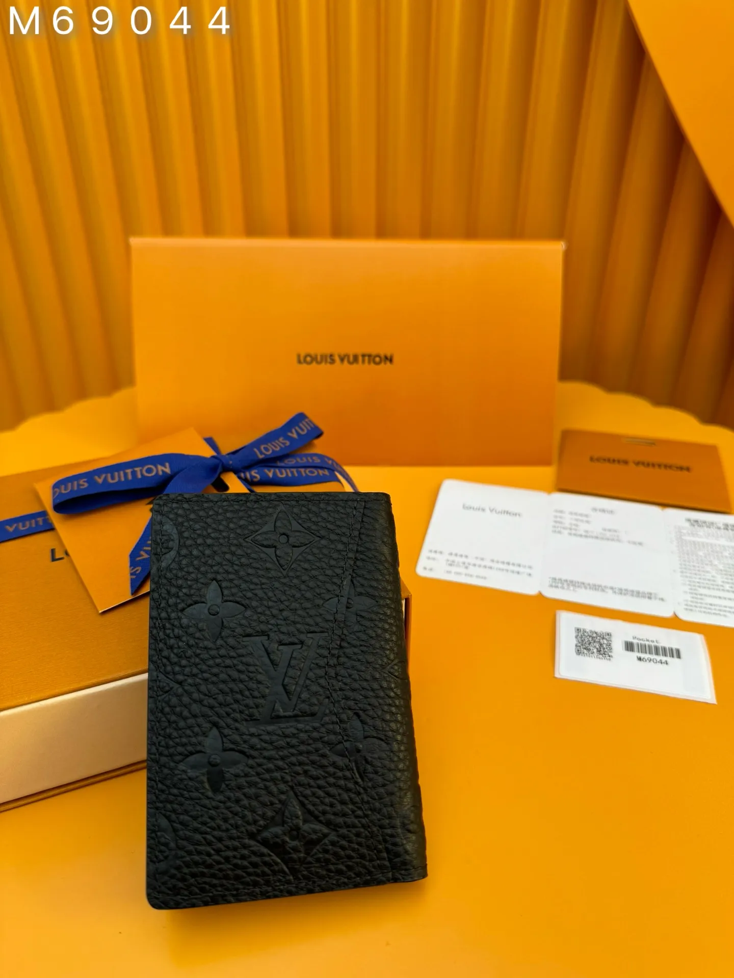 M69044 "Special Class Duty Free" ♻️[First-class material·All-steel hardware·French chips·Full set of packaging] This pocket wallet is made of Taurillon leather embossed with the classic Monogram pattern. It is compact in size but has ample capacity, and contains functional designs such as pockets and card slots. 7.5x11.1x1cm 💰480