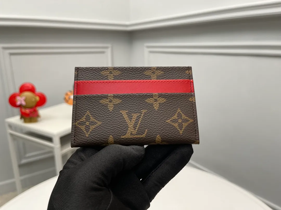 [Top original order] M12840 red 👏👏 A card holder with a correct expression completed with Monogram Maccasse (one of Mason’s classic canvases). The casual color embellishment is the charm. The dyed denim leather strap on the upper part and the lining of the same color add an unexpected twist. Dimensions: 11 x 7 x 1.5 cm. 🎁🎁120.