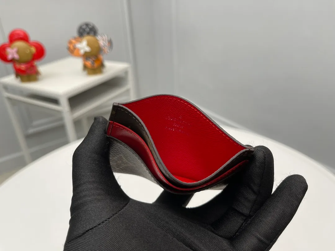 [Top original order] M12840 red 👏👏 A card holder with a correct expression completed with Monogram Maccasse (one of Mason’s classic canvases). The casual color embellishment is the charm. The dyed denim leather strap on the upper part and the lining of the same color add an unexpected twist. Dimensions: 11 x 7 x 1.5 cm. 🎁🎁120.