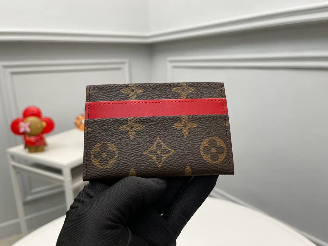 [Top original order] M12840 red 👏👏 A card holder with a correct expression completed with Monogram Maccasse (one of Mason’s classic canvases). The casual color embellishment is the charm. The dyed denim leather strap on the upper part and the lining of the same color add an unexpected twist. Dimensions: 11 x 7 x 1.5 cm. 🎁🎁120.