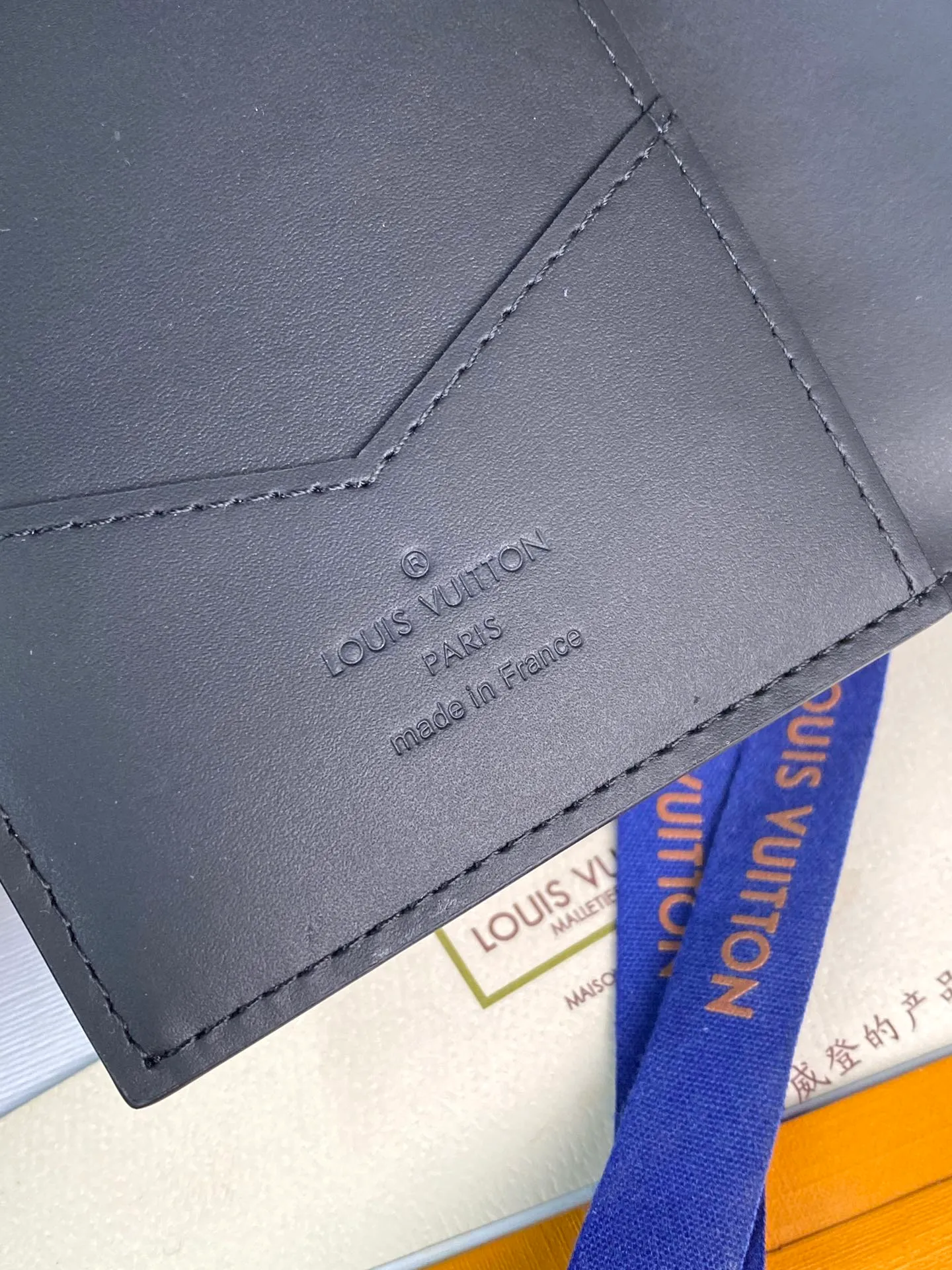 M64411 Pressure! Passport holder! The perfect companion for traveling in style. Lined with luxurious grained calfskin and featuring a multi-compartment interior, this is a classic travel accessory. The image of a giraffe carrying a gorgeous Louis Vuitton handbag and making a shopping spree transforms this elegant passport holder into the embodiment of cuteness. Dimensions 10.0 x 14.0 x 2.5 cm. 💰380