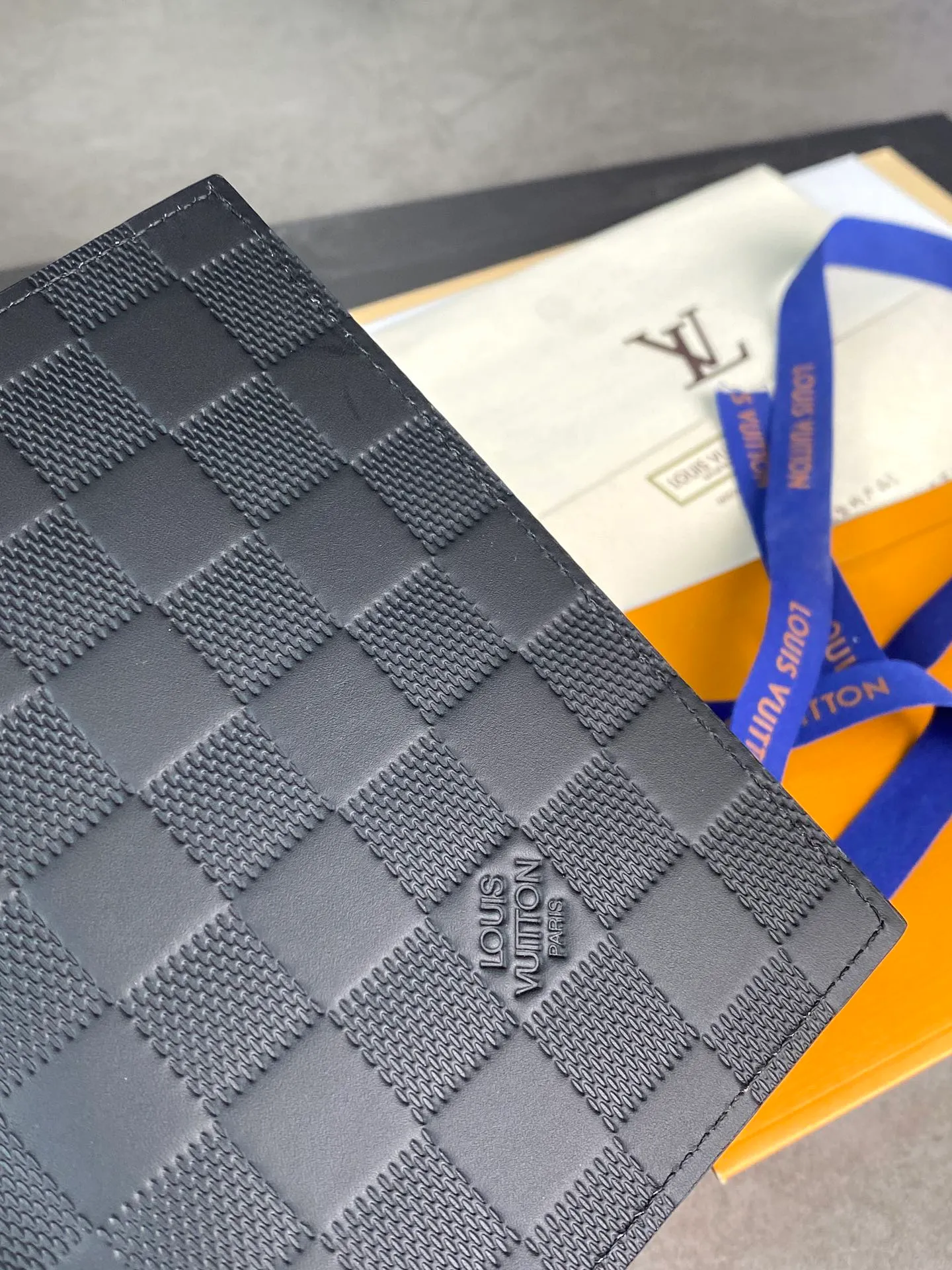 M64411 Pressure! Passport holder! The perfect companion for traveling in style. Lined with luxurious grained calfskin and featuring a multi-compartment interior, this is a classic travel accessory. The image of a giraffe carrying a gorgeous Louis Vuitton handbag and making a shopping spree transforms this elegant passport holder into the embodiment of cuteness. Dimensions 10.0 x 14.0 x 2.5 cm. 💰380