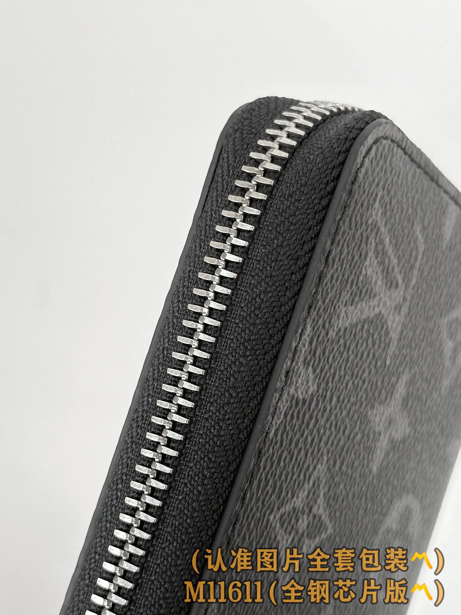 M11611 Black Flower (〽️A Grade All Steel〽️) personalized customized version! 163 transcoding chip, ZIPPY HORIZONTAL wallet! This Zippy Horizontal wallet is made of Monogram Eclipse canvas with bright metal parts, recreating the classic Zippy Vertical wallet in a horizontal configuration. A wraparound zipper opens the main compartment, and a central zipper pocket, card slots on both sides, and receipt compartments add to the functionality.  10 x 2.5 x 21 cm (height x width x length). 💰720