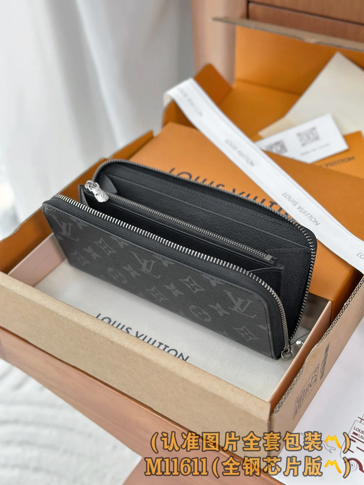 M11611 Black Flower (〽️A Grade All Steel〽️) personalized customized version! 163 transcoding chip, ZIPPY HORIZONTAL wallet! This Zippy Horizontal wallet is made of Monogram Eclipse canvas with bright metal parts, recreating the classic Zippy Vertical wallet in a horizontal configuration. A wraparound zipper opens the main compartment, and a central zipper pocket, card slots on both sides, and receipt compartments add to the functionality.  10 x 2.5 x 21 cm (height x width x length). 💰720