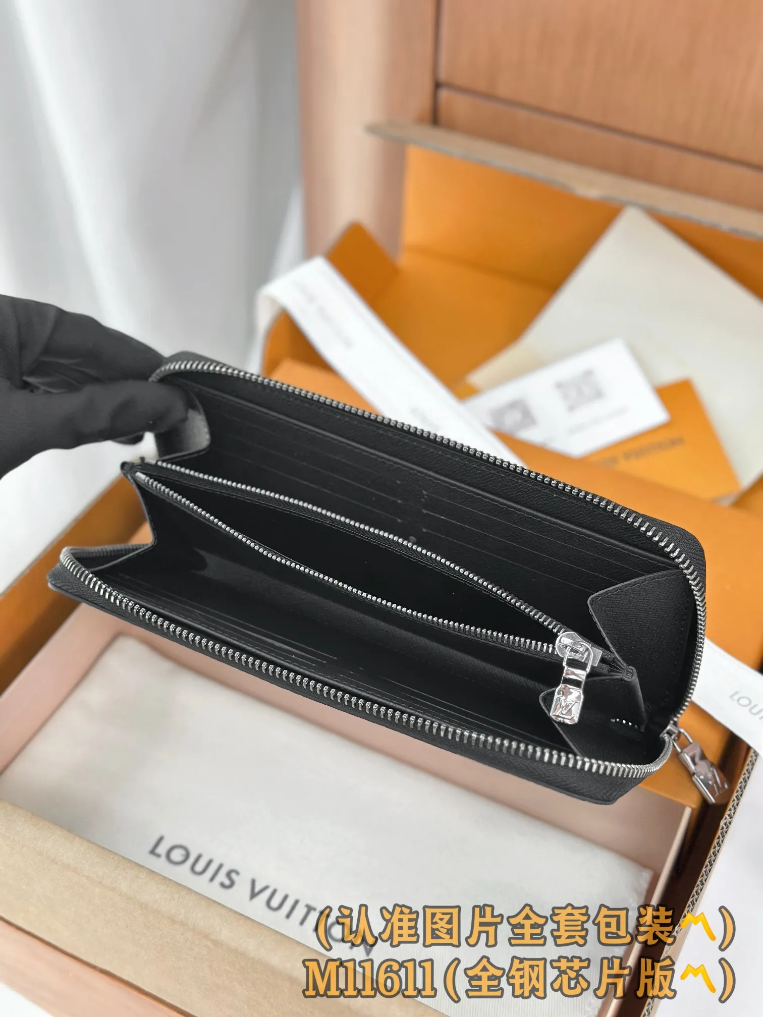 M11611 Black Flower (〽️A Grade All Steel〽️) personalized customized version! 163 transcoding chip, ZIPPY HORIZONTAL wallet! This Zippy Horizontal wallet is made of Monogram Eclipse canvas with bright metal parts, recreating the classic Zippy Vertical wallet in a horizontal configuration. A wraparound zipper opens the main compartment, and a central zipper pocket, card slots on both sides, and receipt compartments add to the functionality.  10 x 2.5 x 21 cm (height x width x length). 💰720