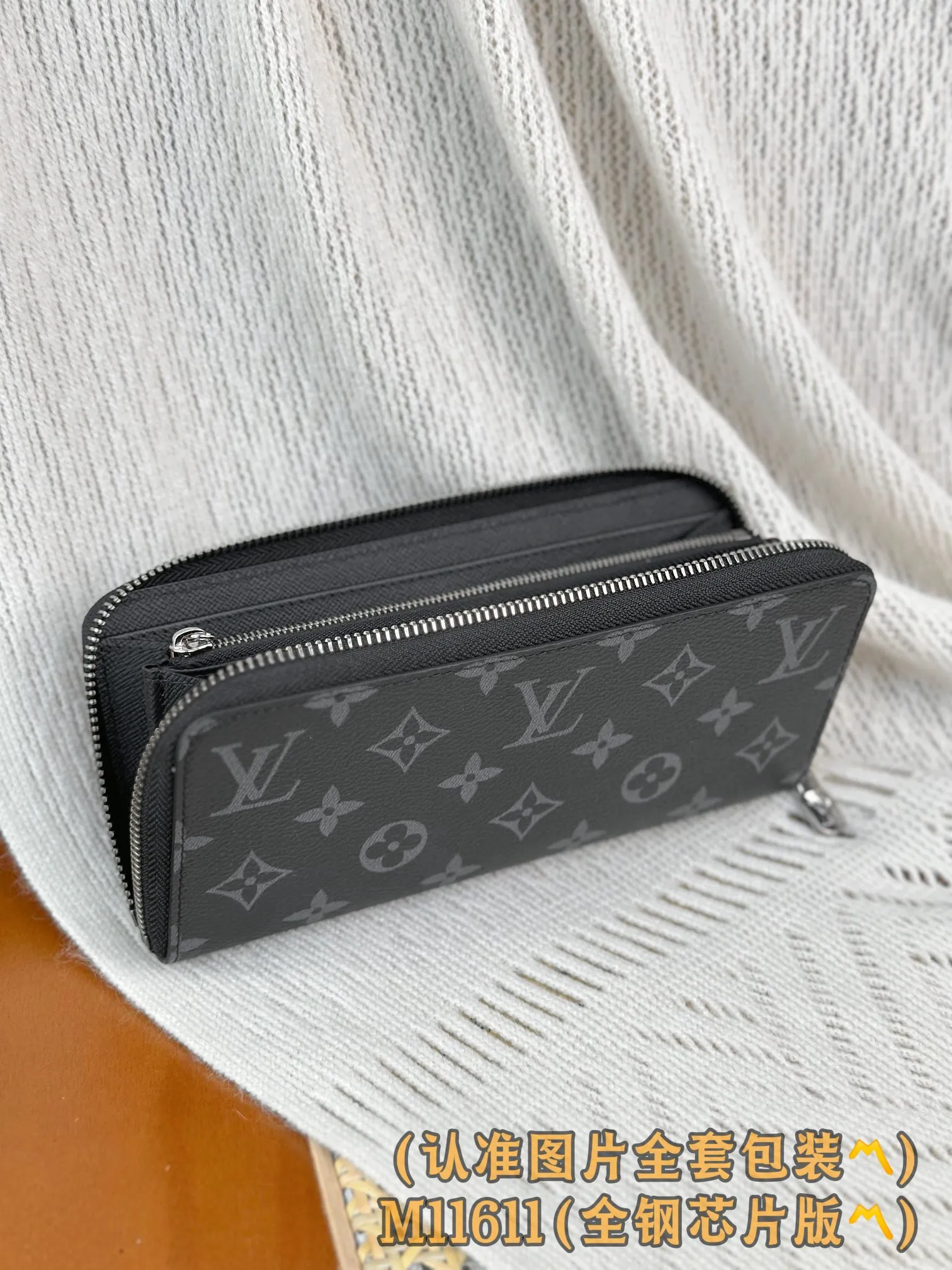 M11611 Black Flower (〽️A Grade All Steel〽️) personalized customized version! 163 transcoding chip, ZIPPY HORIZONTAL wallet! This Zippy Horizontal wallet is made of Monogram Eclipse canvas with bright metal parts, recreating the classic Zippy Vertical wallet in a horizontal configuration. A wraparound zipper opens the main compartment, and a central zipper pocket, card slots on both sides, and receipt compartments add to the functionality.  10 x 2.5 x 21 cm (height x width x length). 💰720