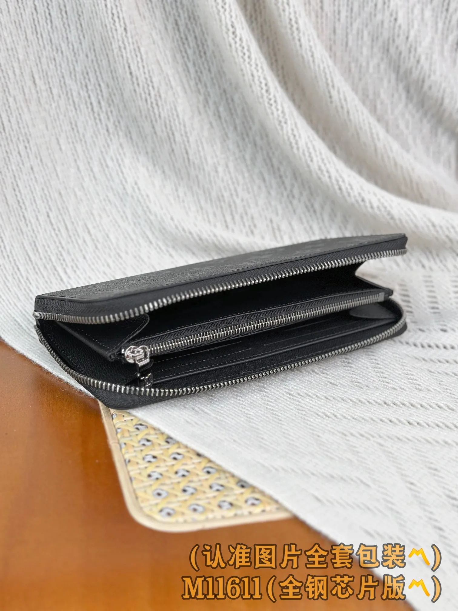 M11611 Black Flower (〽️A Grade All Steel〽️) personalized customized version! 163 transcoding chip, ZIPPY HORIZONTAL wallet! This Zippy Horizontal wallet is made of Monogram Eclipse canvas with bright metal parts, recreating the classic Zippy Vertical wallet in a horizontal configuration. A wraparound zipper opens the main compartment, and a central zipper pocket, card slots on both sides, and receipt compartments add to the functionality.  10 x 2.5 x 21 cm (height x width x length). 💰720