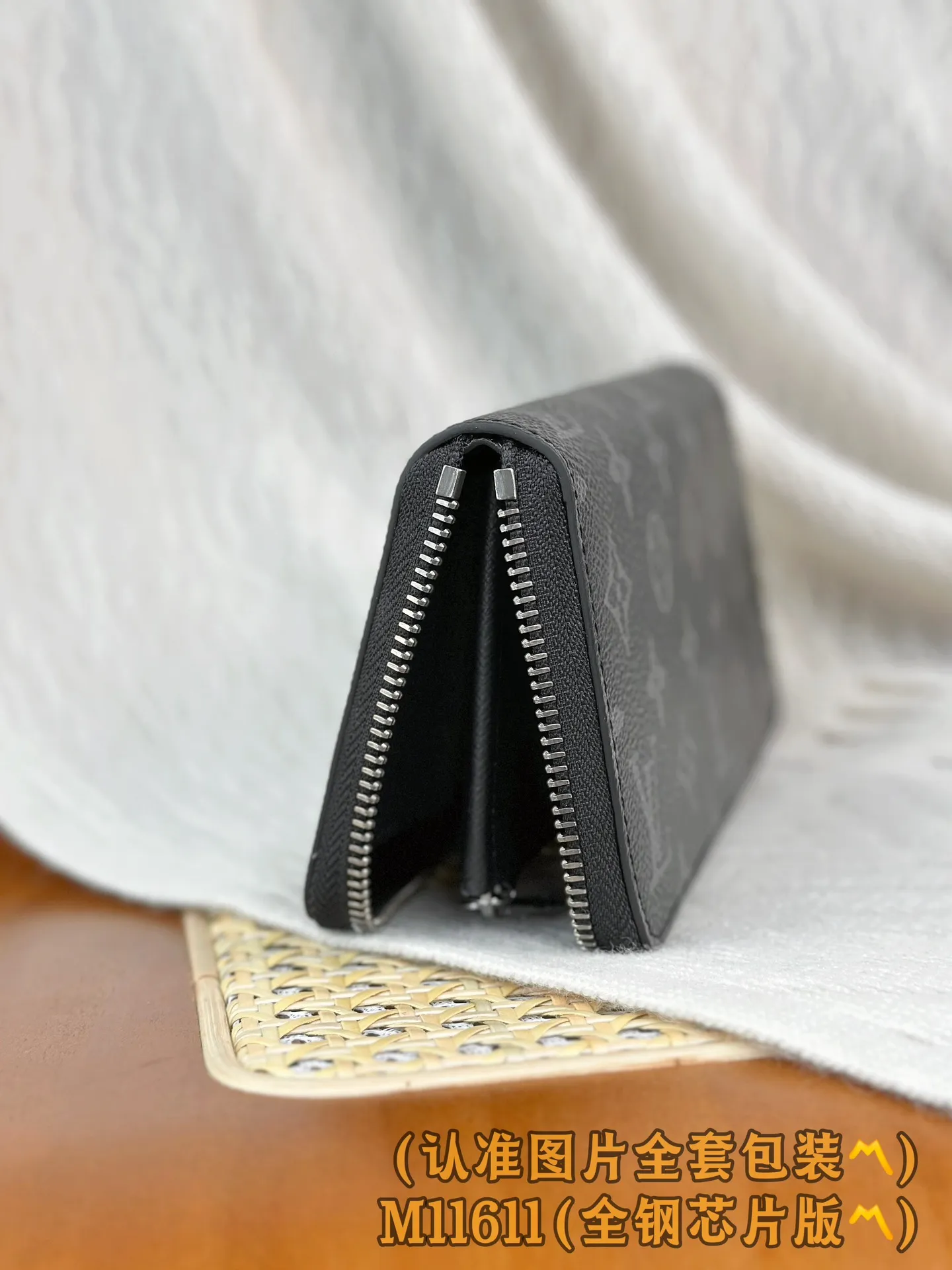 M11611 Black Flower (〽️A Grade All Steel〽️) personalized customized version! 163 transcoding chip, ZIPPY HORIZONTAL wallet! This Zippy Horizontal wallet is made of Monogram Eclipse canvas with bright metal parts, recreating the classic Zippy Vertical wallet in a horizontal configuration. A wraparound zipper opens the main compartment, and a central zipper pocket, card slots on both sides, and receipt compartments add to the functionality.  10 x 2.5 x 21 cm (height x width x length). 💰720