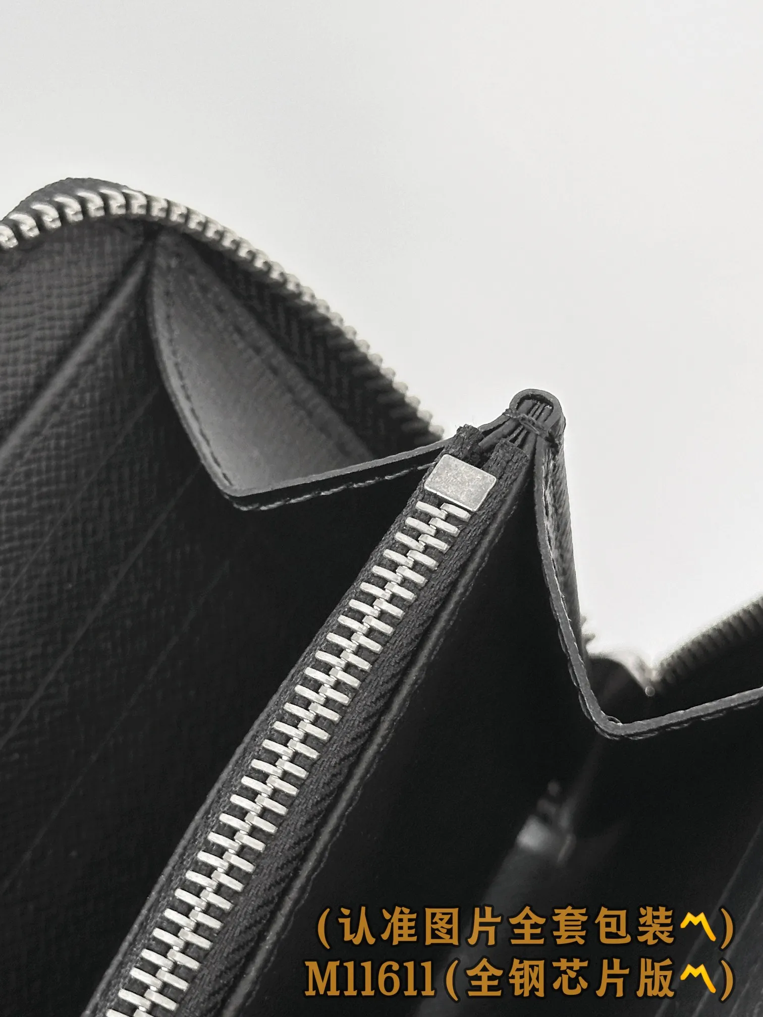 M11611 Black Flower (〽️A Grade All Steel〽️) personalized customized version! 163 transcoding chip, ZIPPY HORIZONTAL wallet! This Zippy Horizontal wallet is made of Monogram Eclipse canvas with bright metal parts, recreating the classic Zippy Vertical wallet in a horizontal configuration. A wraparound zipper opens the main compartment, and a central zipper pocket, card slots on both sides, and receipt compartments add to the functionality.  10 x 2.5 x 21 cm (height x width x length). 💰720