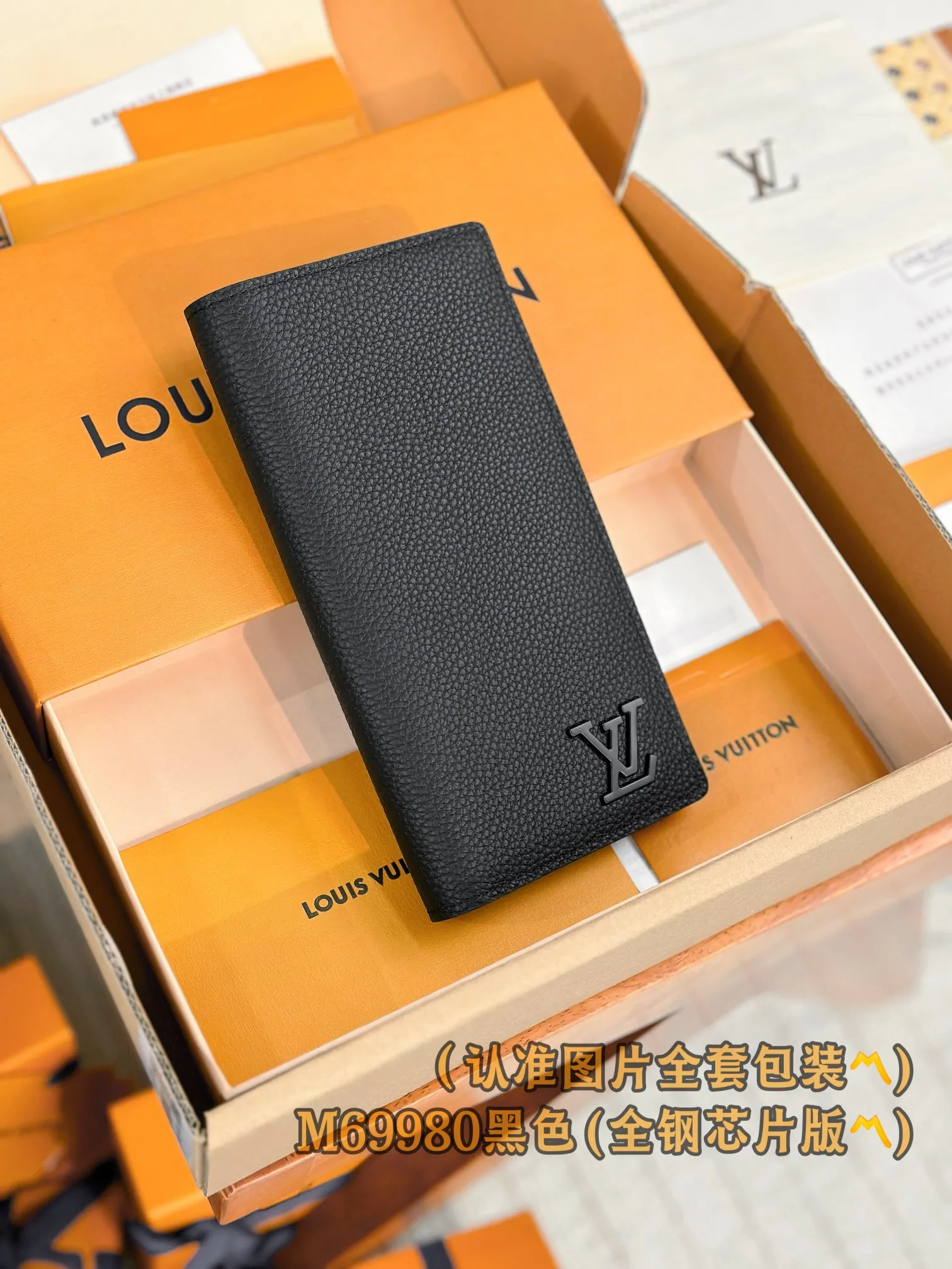 M69980 black (〽️A-grade all-steel version〽️) personalized customization, transcoding chip! Brazza Wallet The brand's iconic Brazza long wallet is made of grained cowhide and embellished with silver hardware, creating an elegant and masculine look. Equipped with sixteen business card compartments, a large zippered compartment for storing change and multiple pockets, the wallet is both functional and beautiful. This Brazza wallet from the LV Aerogram series is also decorated with the LV Initials logo in the same tone, perfectly highlighting the brand style.  10 x 19 x 2 cm (length x height x width). Premium 360