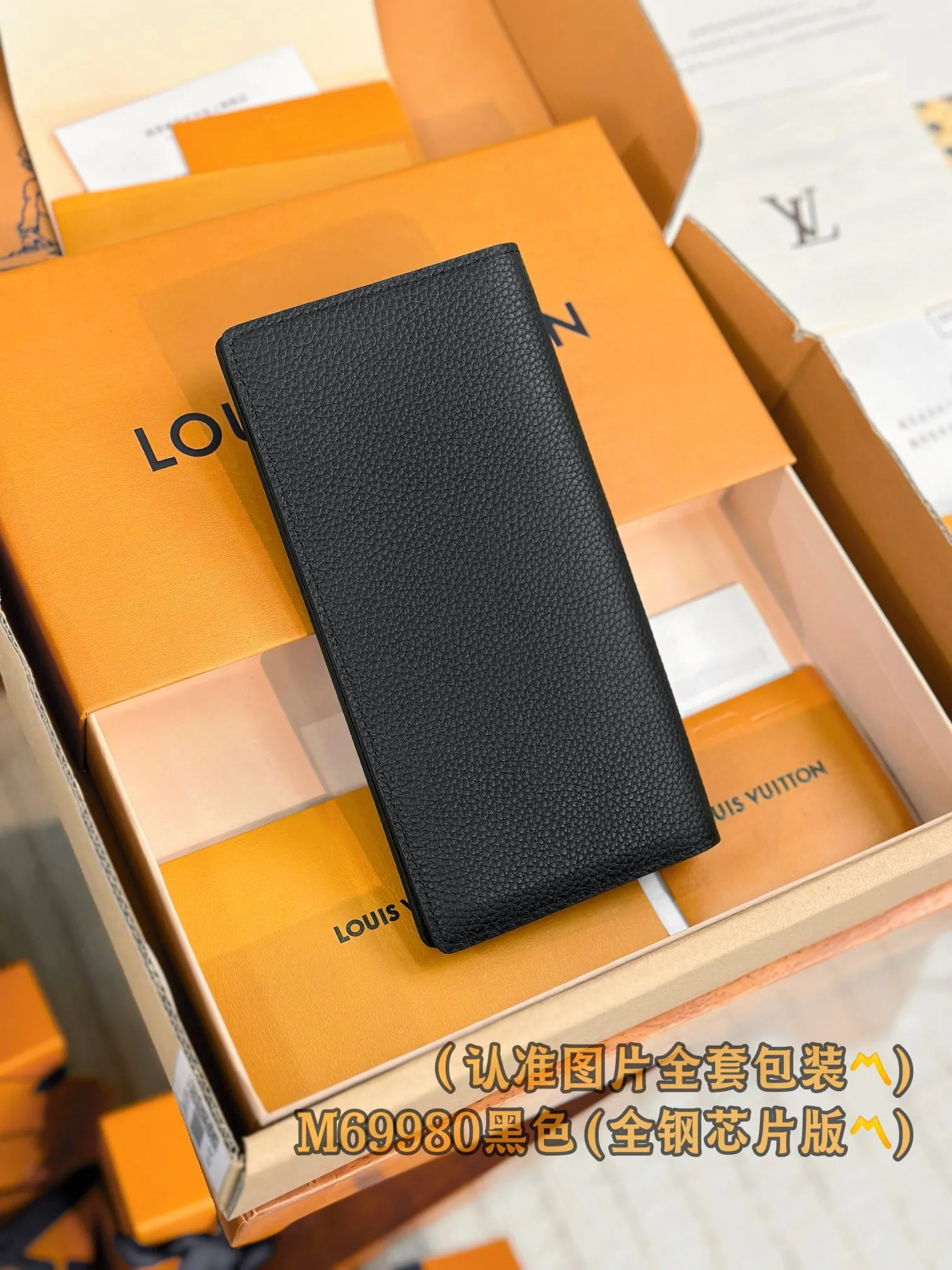 M69980 black (〽️A-grade all-steel version〽️) personalized customization, transcoding chip! Brazza Wallet The brand's iconic Brazza long wallet is made of grained cowhide and embellished with silver hardware, creating an elegant and masculine look. Equipped with sixteen business card compartments, a large zippered compartment for storing change and multiple pockets, the wallet is both functional and beautiful. This Brazza wallet from the LV Aerogram series is also decorated with the LV Initials logo in the same tone, perfectly highlighting the brand style.  10 x 19 x 2 cm (length x height x width). Premium 360