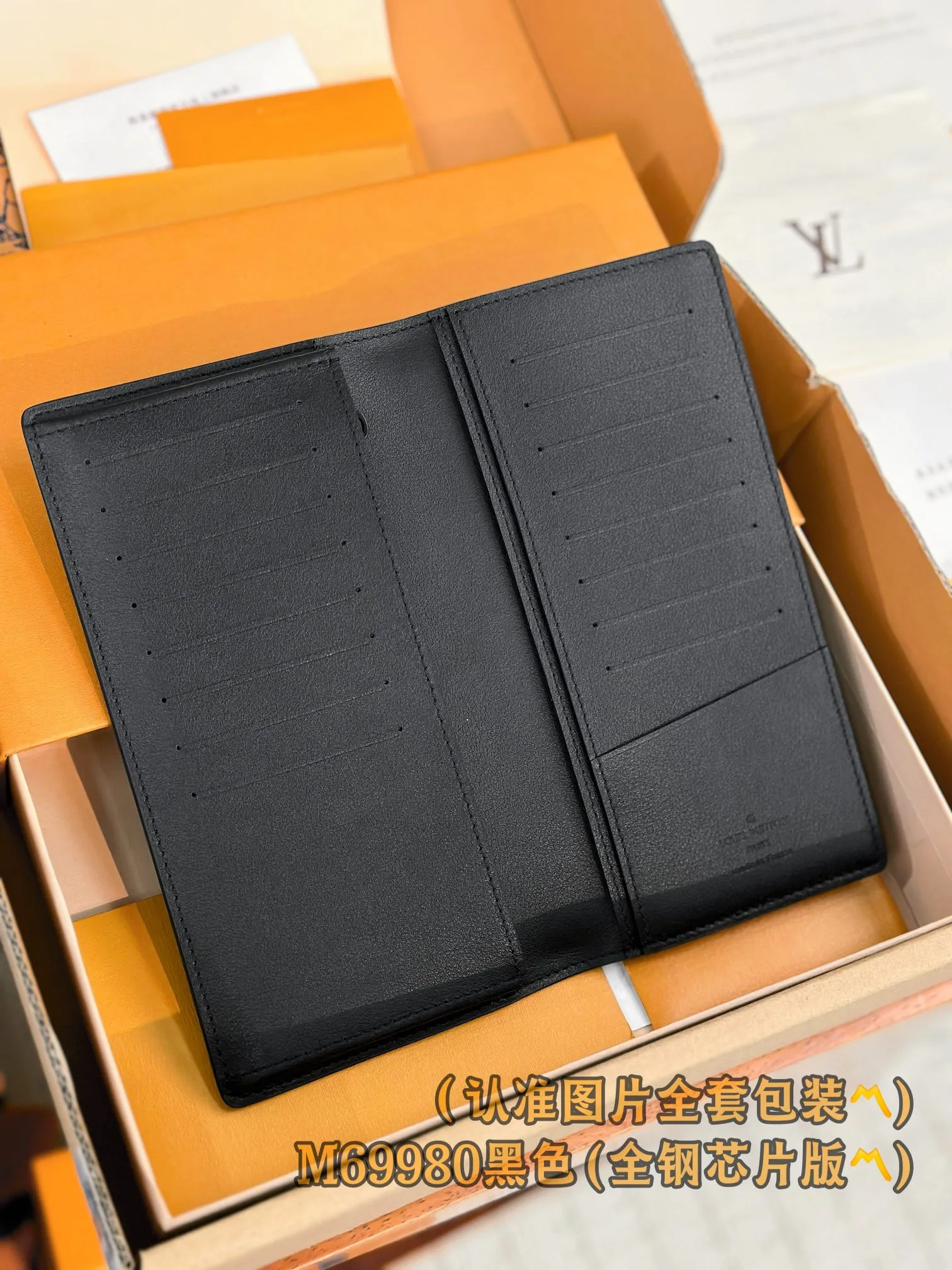 M69980 black (〽️A-grade all-steel version〽️) personalized customization, transcoding chip! Brazza Wallet The brand's iconic Brazza long wallet is made of grained cowhide and embellished with silver hardware, creating an elegant and masculine look. Equipped with sixteen business card compartments, a large zippered compartment for storing change and multiple pockets, the wallet is both functional and beautiful. This Brazza wallet from the LV Aerogram series is also decorated with the LV Initials logo in the same tone, perfectly highlighting the brand style.  10 x 19 x 2 cm (length x height x width). Premium 360