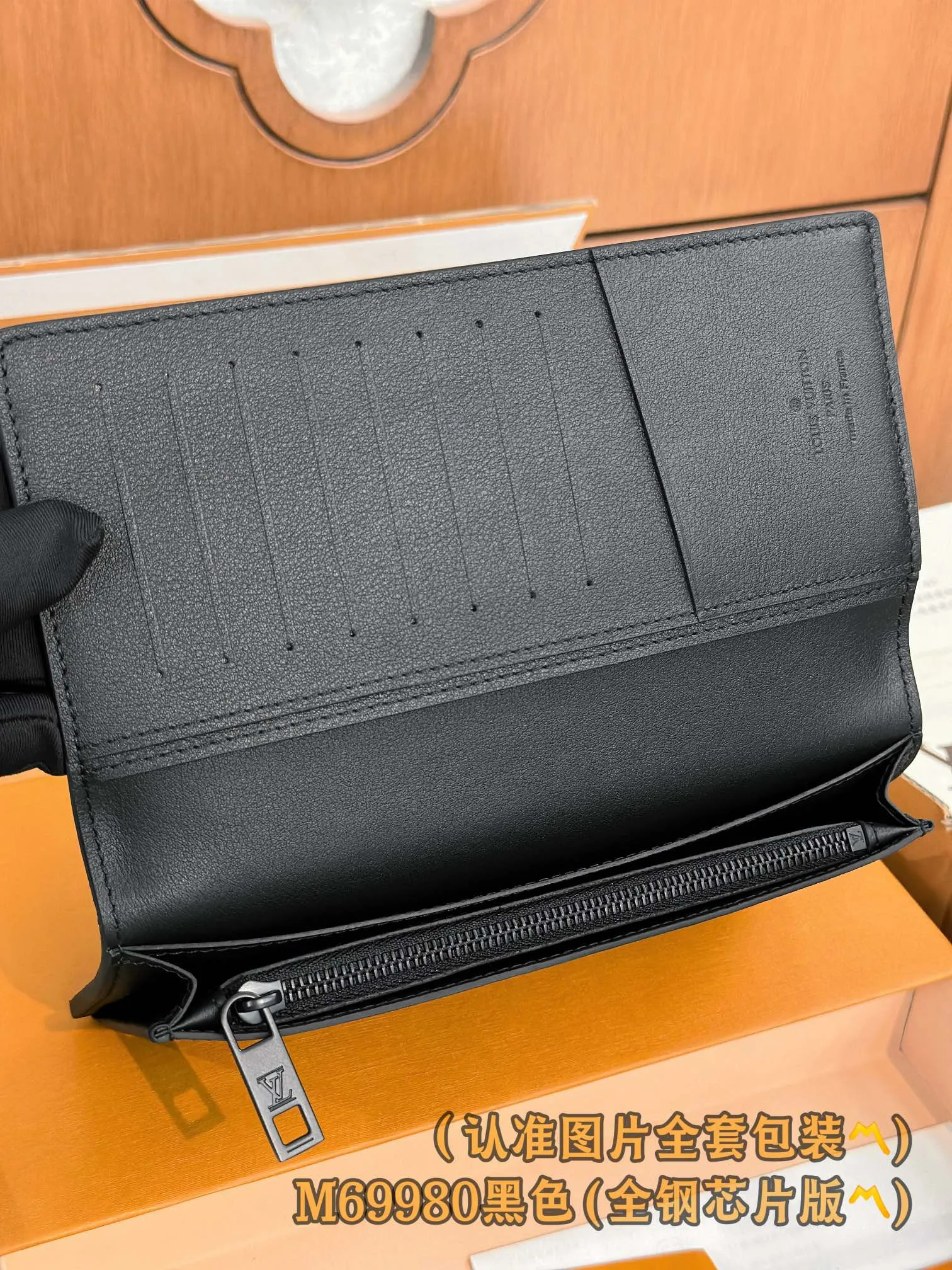 M69980 black (〽️A-grade all-steel version〽️) personalized customization, transcoding chip! Brazza Wallet The brand's iconic Brazza long wallet is made of grained cowhide and embellished with silver hardware, creating an elegant and masculine look. Equipped with sixteen business card compartments, a large zippered compartment for storing change and multiple pockets, the wallet is both functional and beautiful. This Brazza wallet from the LV Aerogram series is also decorated with the LV Initials logo in the same tone, perfectly highlighting the brand style.  10 x 19 x 2 cm (length x height x width). Premium 360