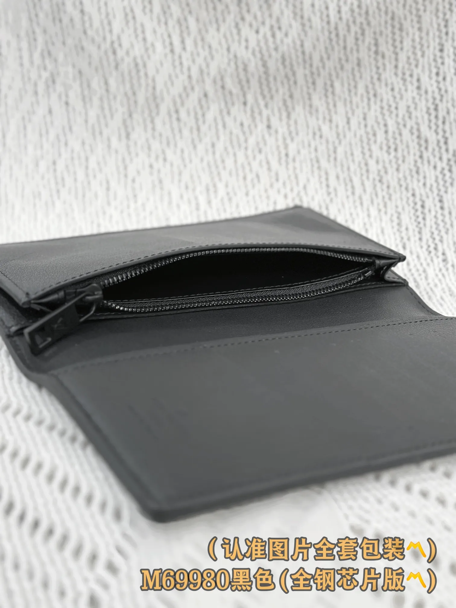 M69980 black (〽️A-grade all-steel version〽️) personalized customization, transcoding chip! Brazza Wallet The brand's iconic Brazza long wallet is made of grained cowhide and embellished with silver hardware, creating an elegant and masculine look. Equipped with sixteen business card compartments, a large zippered compartment for storing change and multiple pockets, the wallet is both functional and beautiful. This Brazza wallet from the LV Aerogram series is also decorated with the LV Initials logo in the same tone, perfectly highlighting the brand style.  10 x 19 x 2 cm (length x height x width). Premium 360
