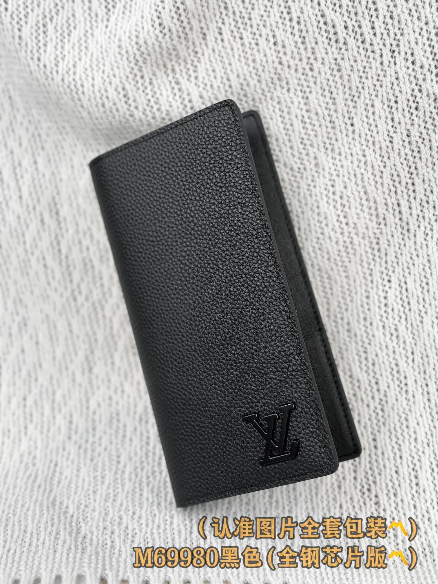 M69980 black (〽️A-grade all-steel version〽️) personalized customization, transcoding chip! Brazza Wallet The brand's iconic Brazza long wallet is made of grained cowhide and embellished with silver hardware, creating an elegant and masculine look. Equipped with sixteen business card compartments, a large zippered compartment for storing change and multiple pockets, the wallet is both functional and beautiful. This Brazza wallet from the LV Aerogram series is also decorated with the LV Initials logo in the same tone, perfectly highlighting the brand style.  10 x 19 x 2 cm (length x height x width). Premium 360