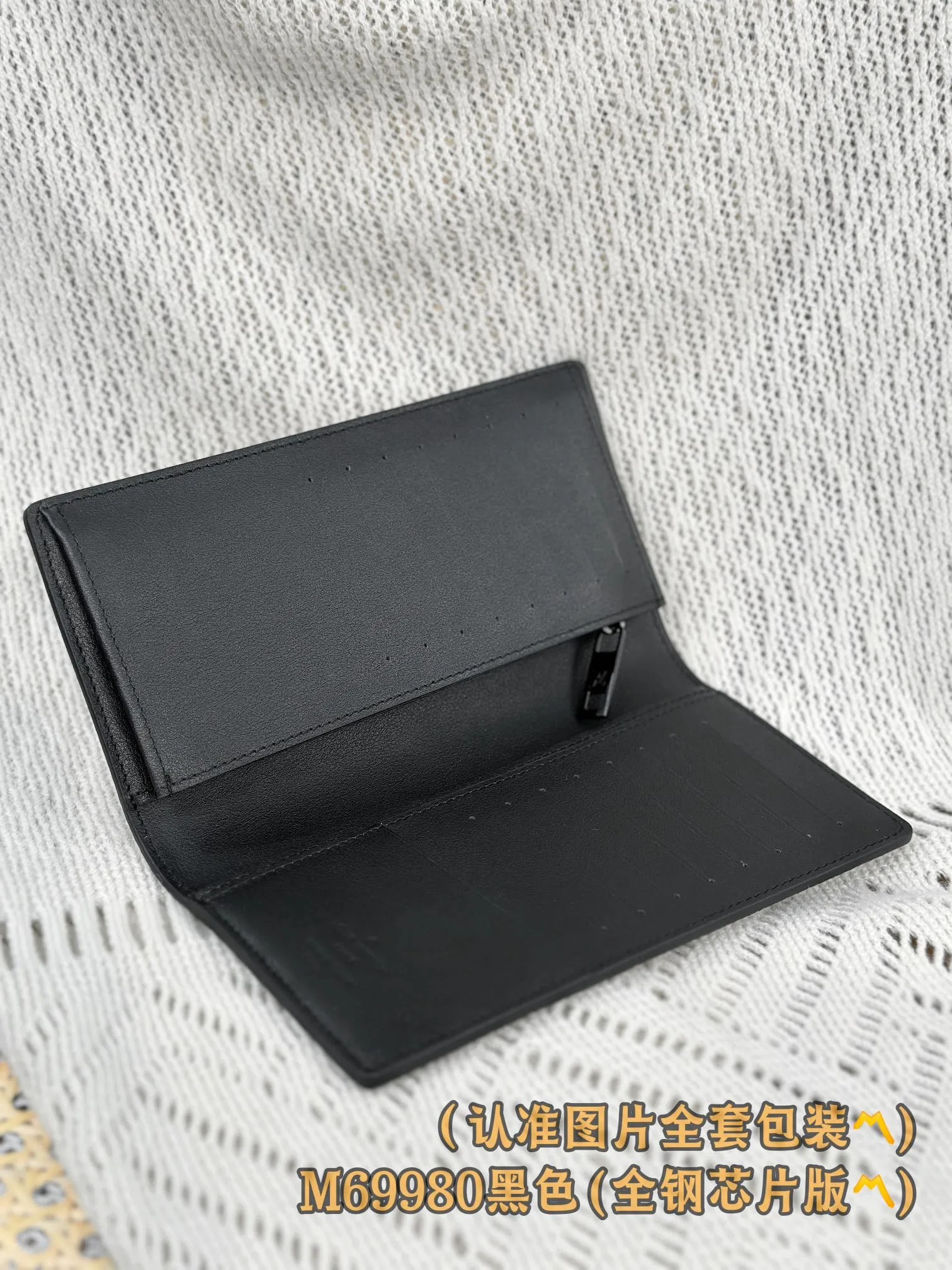 M69980 black (〽️A-grade all-steel version〽️) personalized customization, transcoding chip! Brazza Wallet The brand's iconic Brazza long wallet is made of grained cowhide and embellished with silver hardware, creating an elegant and masculine look. Equipped with sixteen business card compartments, a large zippered compartment for storing change and multiple pockets, the wallet is both functional and beautiful. This Brazza wallet from the LV Aerogram series is also decorated with the LV Initials logo in the same tone, perfectly highlighting the brand style.  10 x 19 x 2 cm (length x height x width). Premium 360