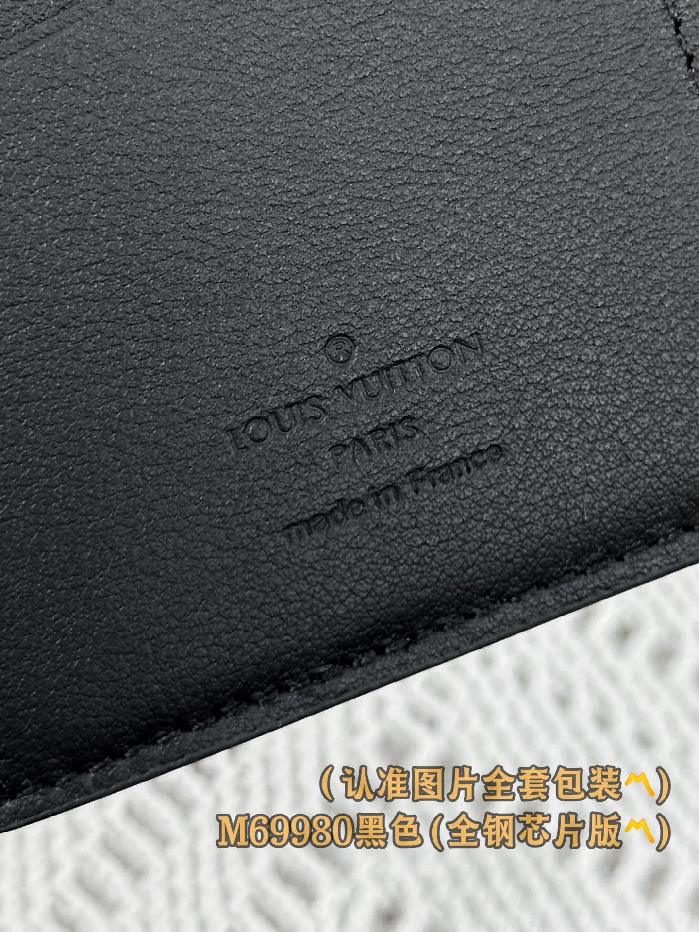 M69980 black (〽️A-grade all-steel version〽️) personalized customization, transcoding chip! Brazza Wallet The brand's iconic Brazza long wallet is made of grained cowhide and embellished with silver hardware, creating an elegant and masculine look. Equipped with sixteen business card compartments, a large zippered compartment for storing change and multiple pockets, the wallet is both functional and beautiful. This Brazza wallet from the LV Aerogram series is also decorated with the LV Initials logo in the same tone, perfectly highlighting the brand style.  10 x 19 x 2 cm (length x height x width). Premium 360