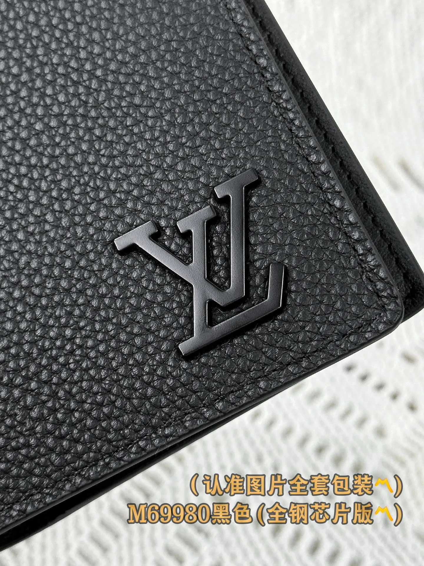 M69980 black (〽️A-grade all-steel version〽️) personalized customization, transcoding chip! Brazza Wallet The brand's iconic Brazza long wallet is made of grained cowhide and embellished with silver hardware, creating an elegant and masculine look. Equipped with sixteen business card compartments, a large zippered compartment for storing change and multiple pockets, the wallet is both functional and beautiful. This Brazza wallet from the LV Aerogram series is also decorated with the LV Initials logo in the same tone, perfectly highlighting the brand style.  10 x 19 x 2 cm (length x height x width). Premium 360