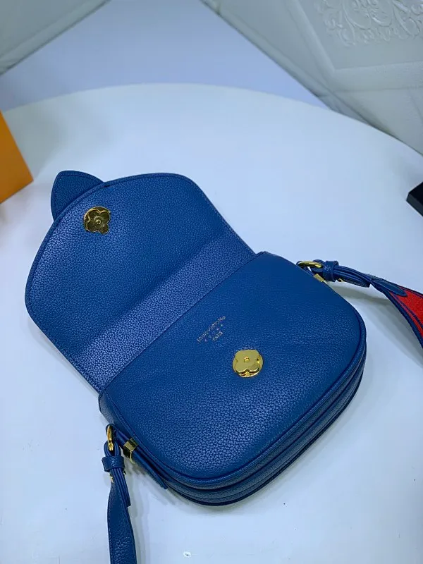 All Categories Official Website "Brand Women's Bags" Women's Bags 💙 LV Pont9 pebbled messenger bag. Handbags LV Pont 9 Soft handbag is made of grained calfskin and injects an elegant atmosphere with the LV Circle logo derived from the brand archives. Monogram flower cluster hidden under the flap, Monogram flower on the shoulder